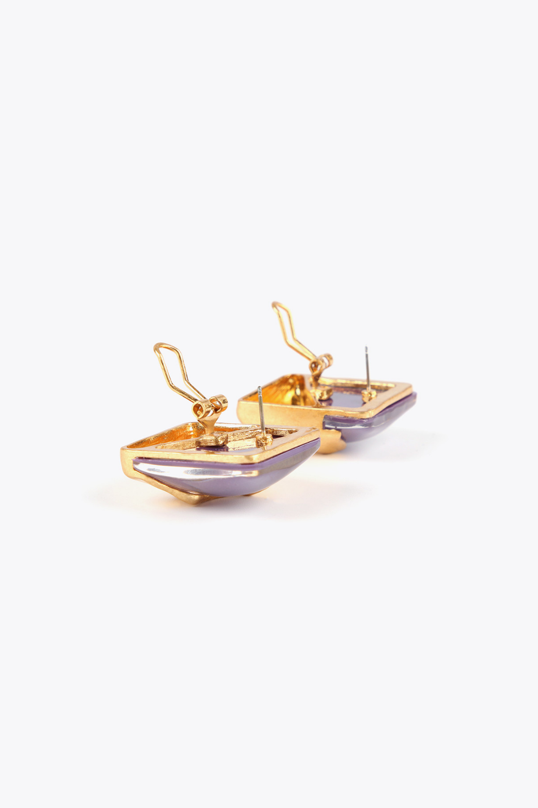 BRINCOS DE BOTÃO QUADRADO DOURADO COM ACETATO AROXOEADO - LOLA CASADEMUNT