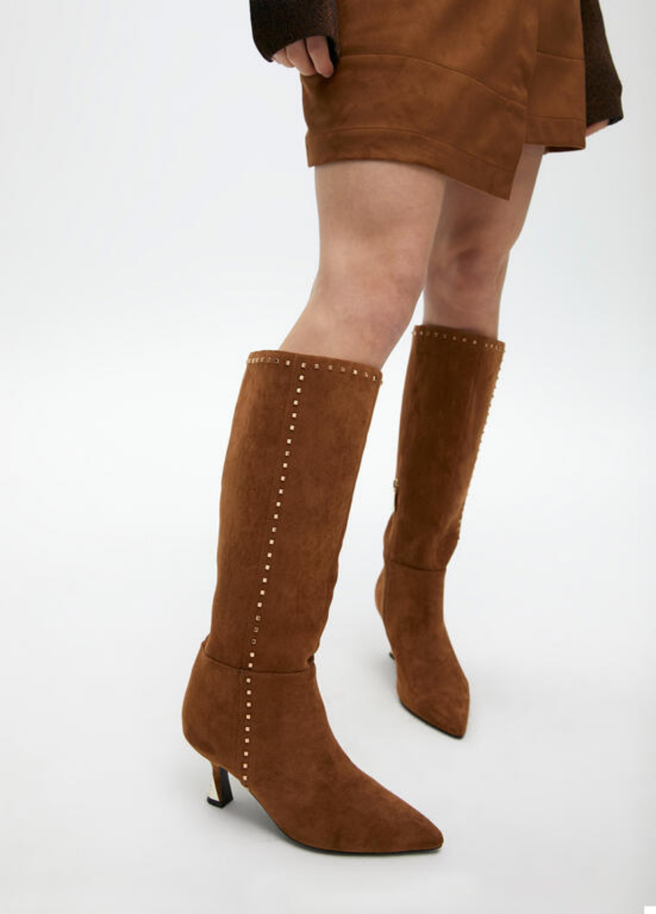 BOTAS COM TACHAS DOURADAS E PORMENOR DE SALTO DOURADO - LOLA CASADEMUNT
