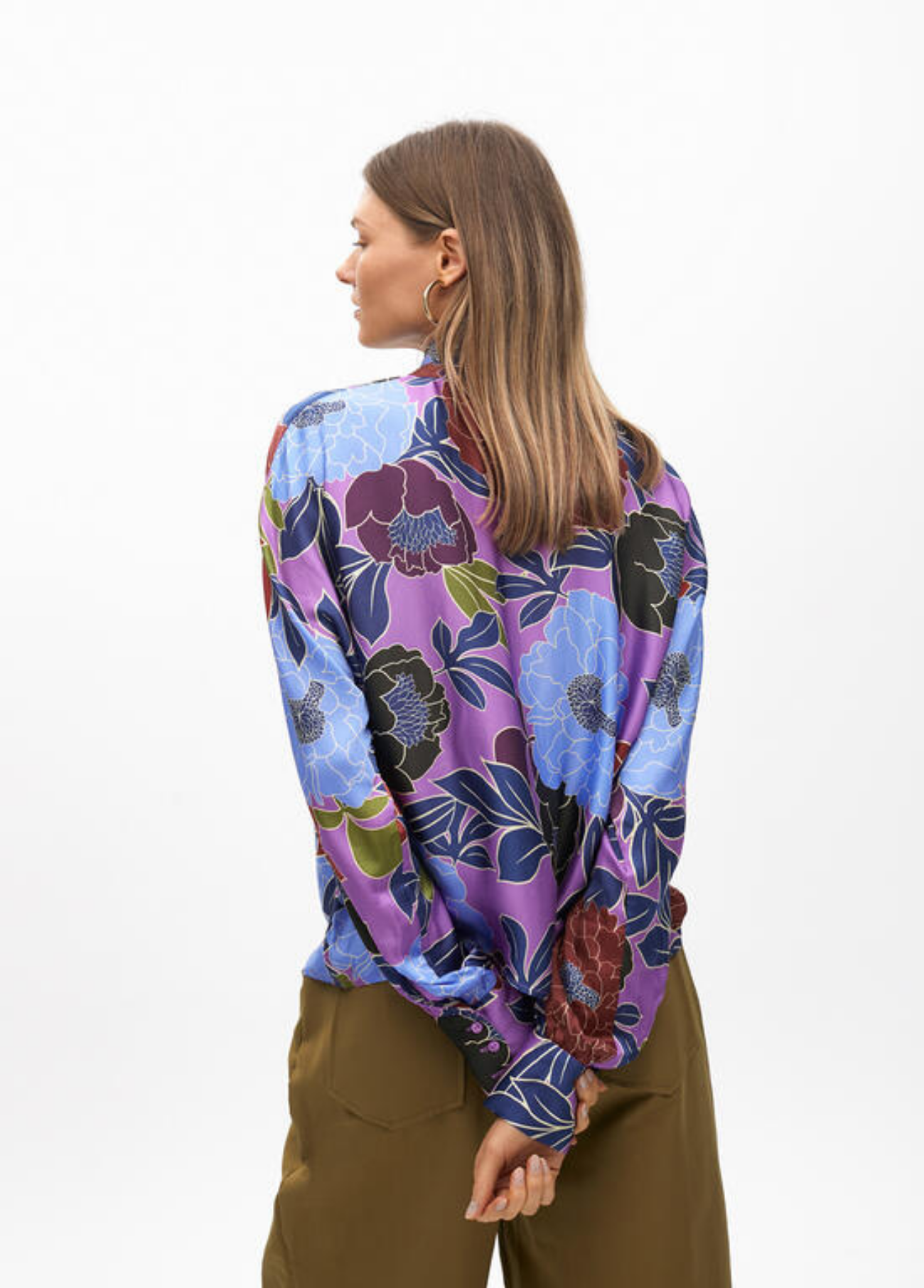 CAMISA ESTAMPADO FLORAL COM LAÇO NA GOLA - LOLA CASADEMUNT BY MAITE