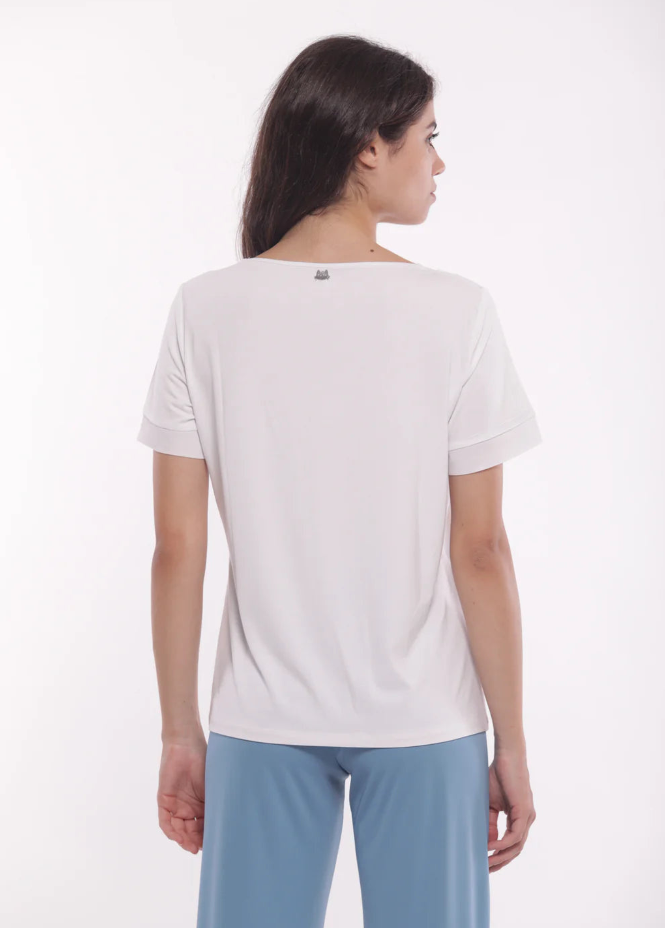 T-SHIRT COM DECOTE EM V E DETALHES EM GEORGETTE