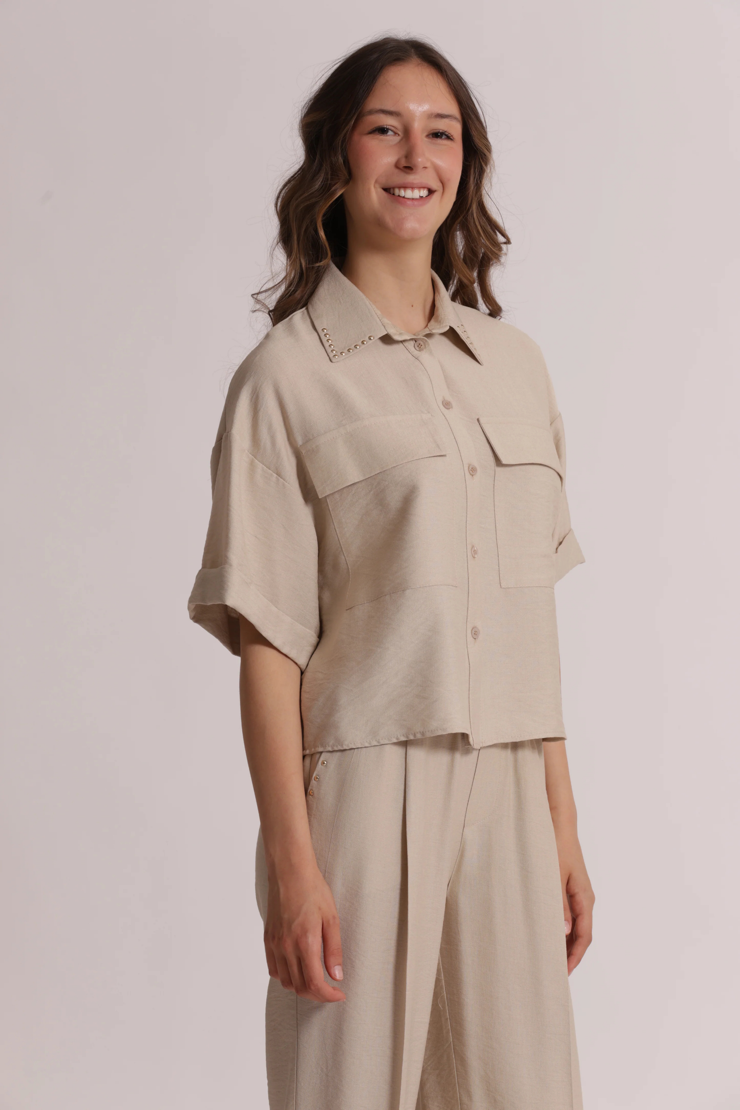 BLUSA COM PORMENOR DE TACHAS - MIMI MUA