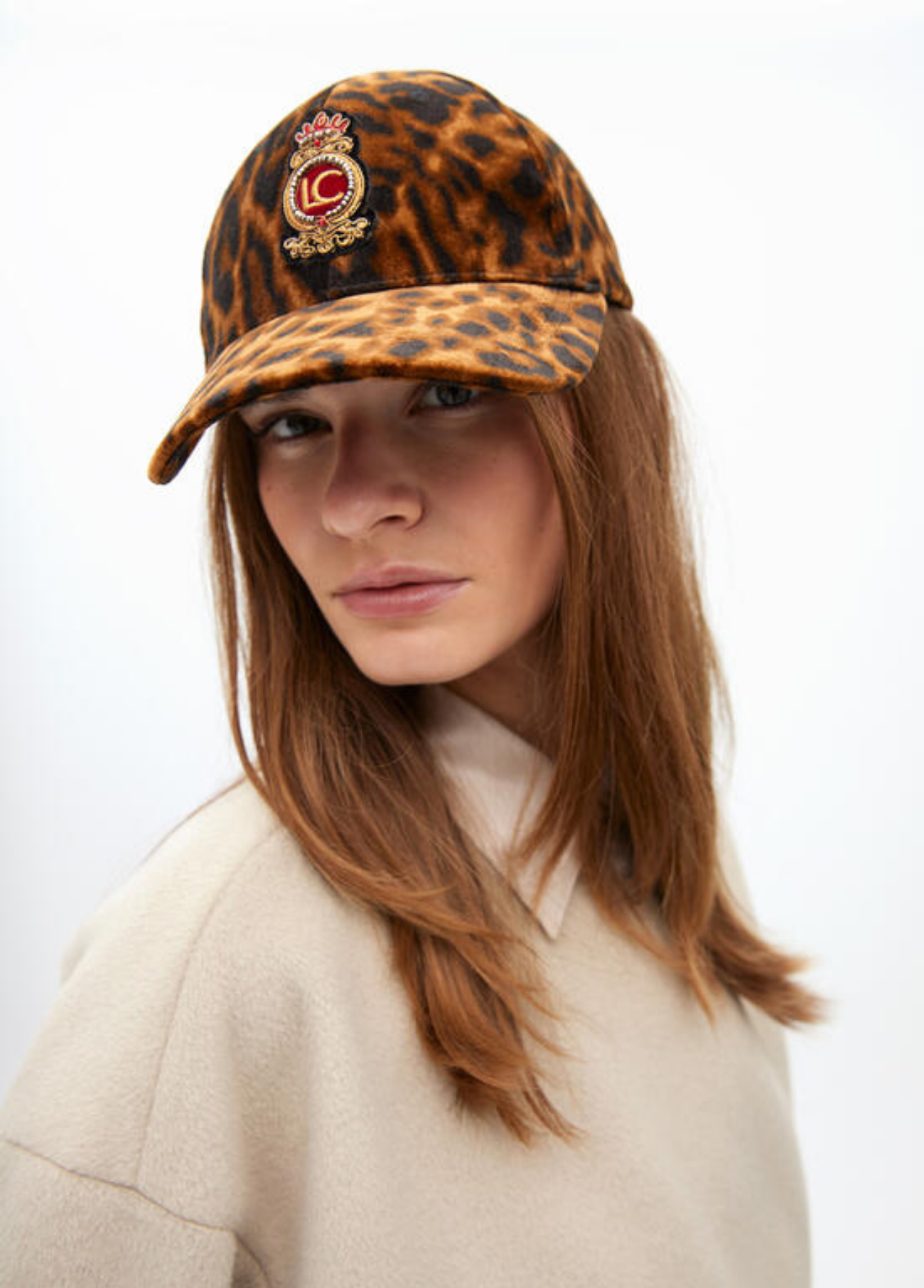 BONÉ ANIMAL PRINT COM APLICAÇÃO BORDADA LC - LOLA CASADEMUNT