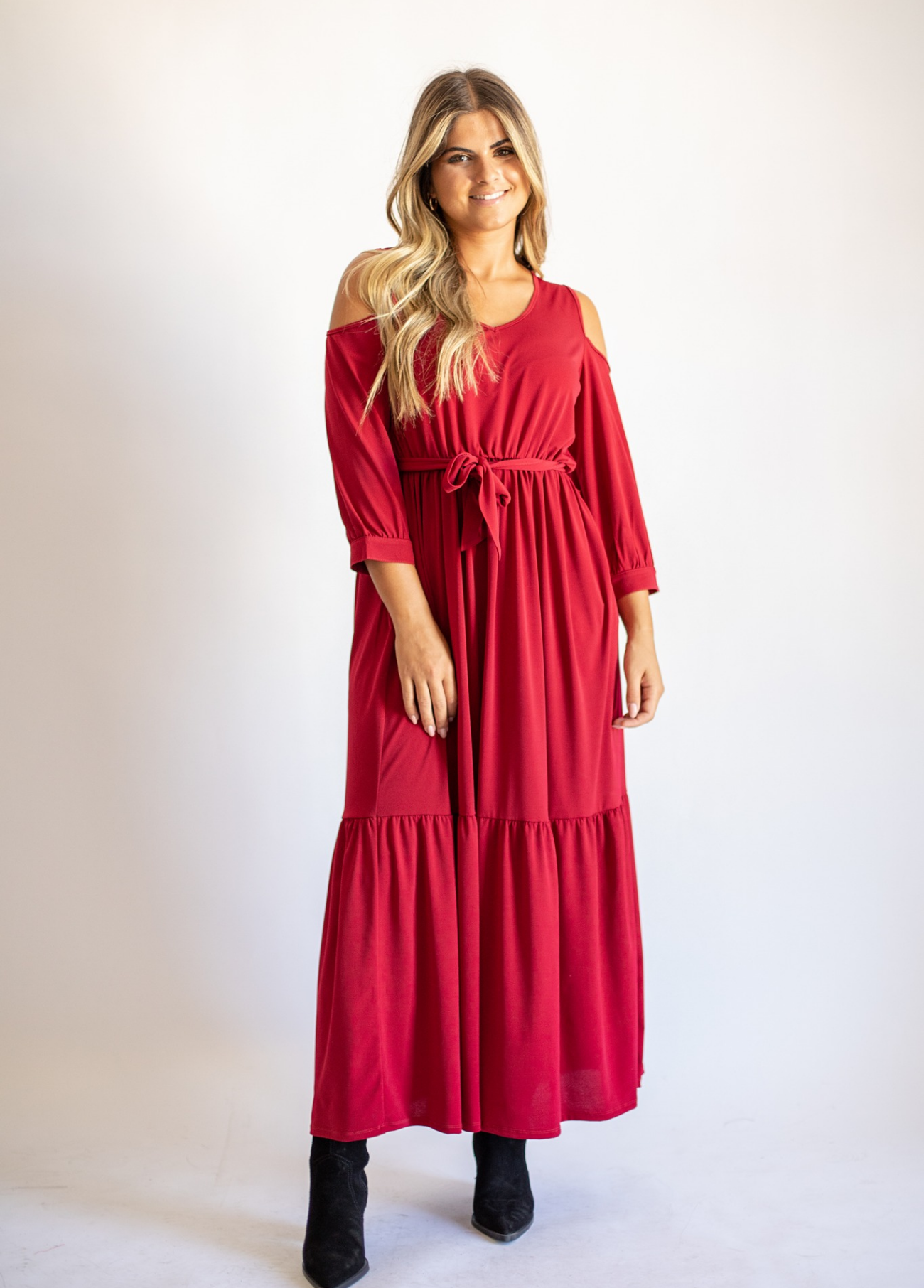 VESTIDO COM ABERTURA OMBRO BÁSICO - FAME