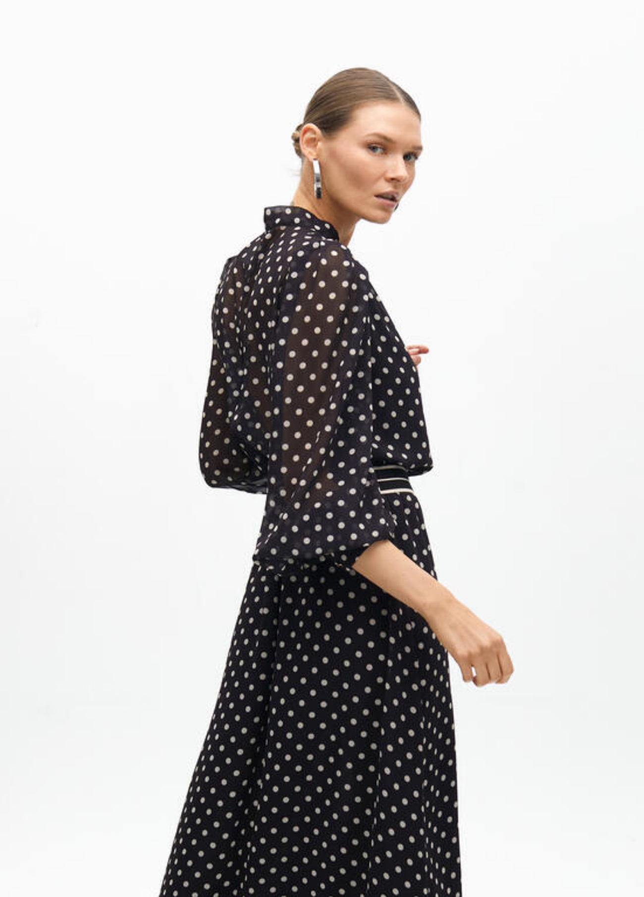 VESTIDO MIDI PRETO PADRÃO POÁS E LAÇO NA GOLA - LOLA CASADEMUNT BY MAITE