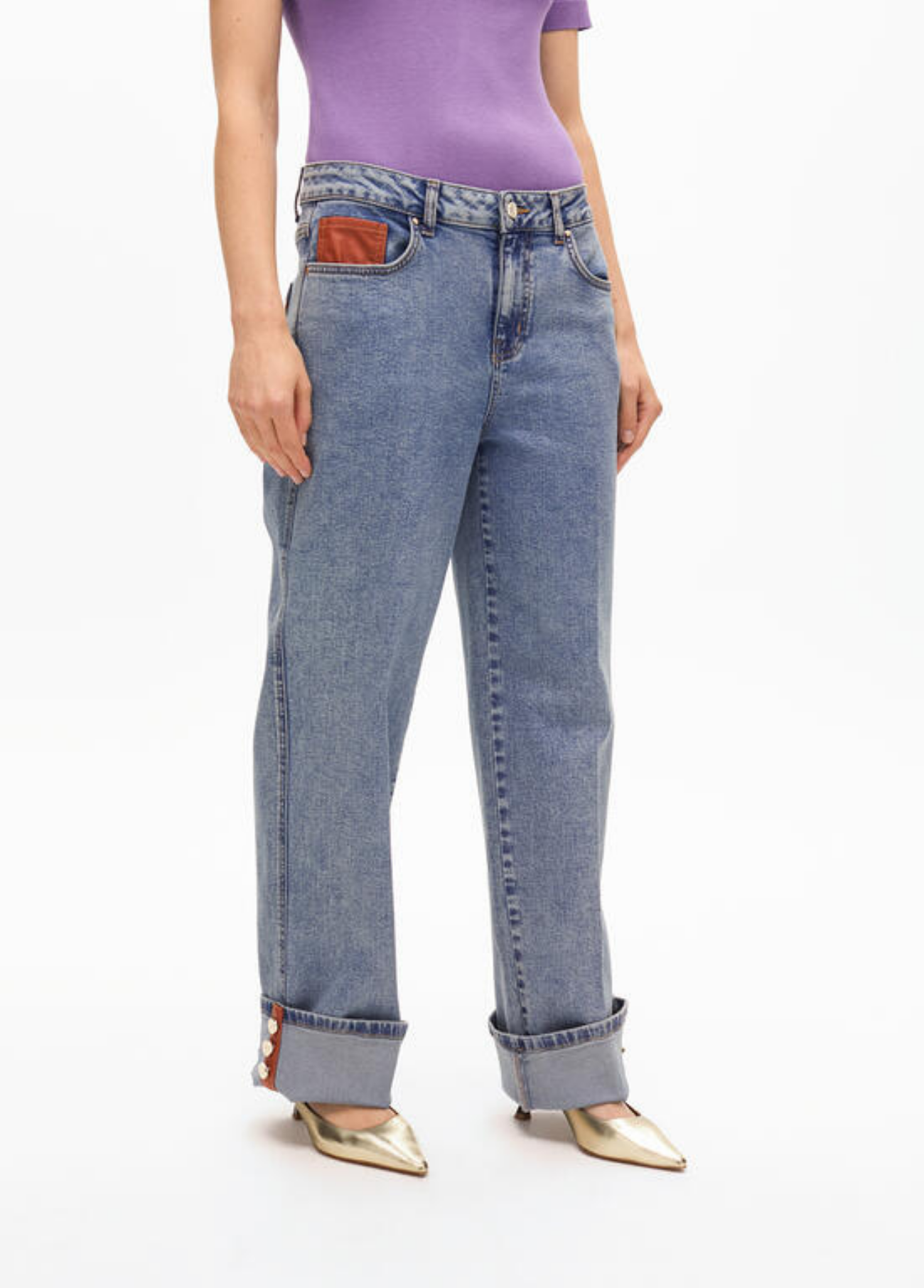 JEANS PERNA RETA COM PUNHO VIRADO E DETALHE DE BOTÃO - LOLA CASADEMUNT