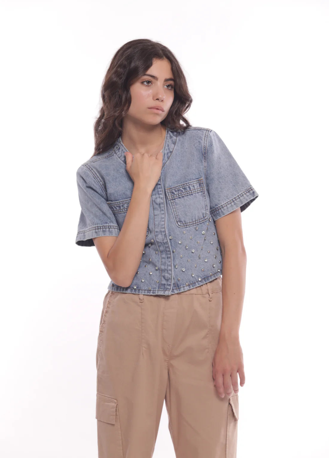 JAQUETA JEANS COM REBITES DE JÓIA - MIMI MUA