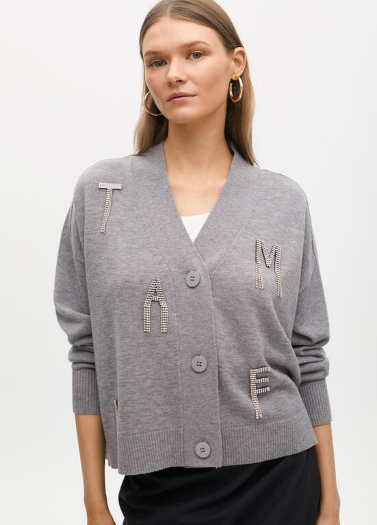 #### CARDIGAN CINZA OVERSOZED COM LETRAS EM STRASS - LOLA CASADEMUNT BY MAITE