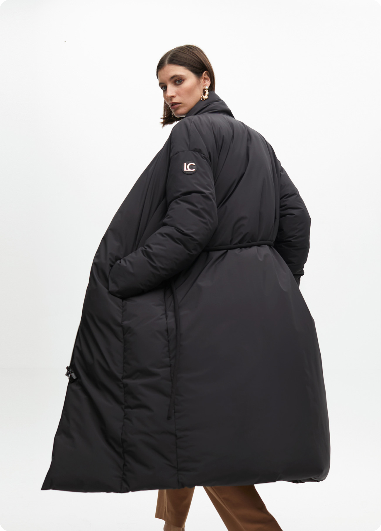 CASACO ACOLCHOADO COM CINTO E GOLA ENVOLVENTE - LOLA CASDEMUNT