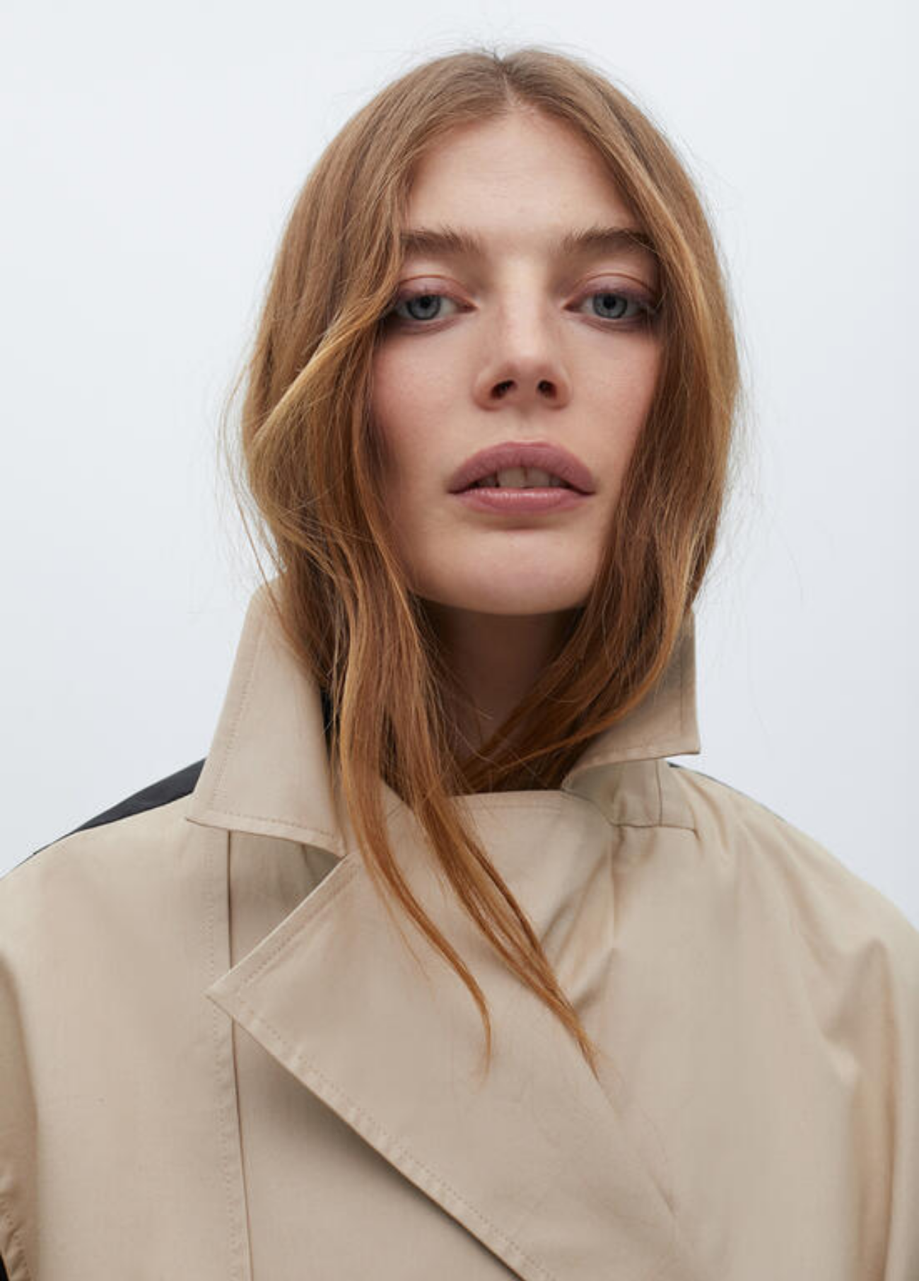 TRENCH COAT BEGE COM MANGAS CONSTRASTANTES EM PRETO - LOLA CASADEMUNT