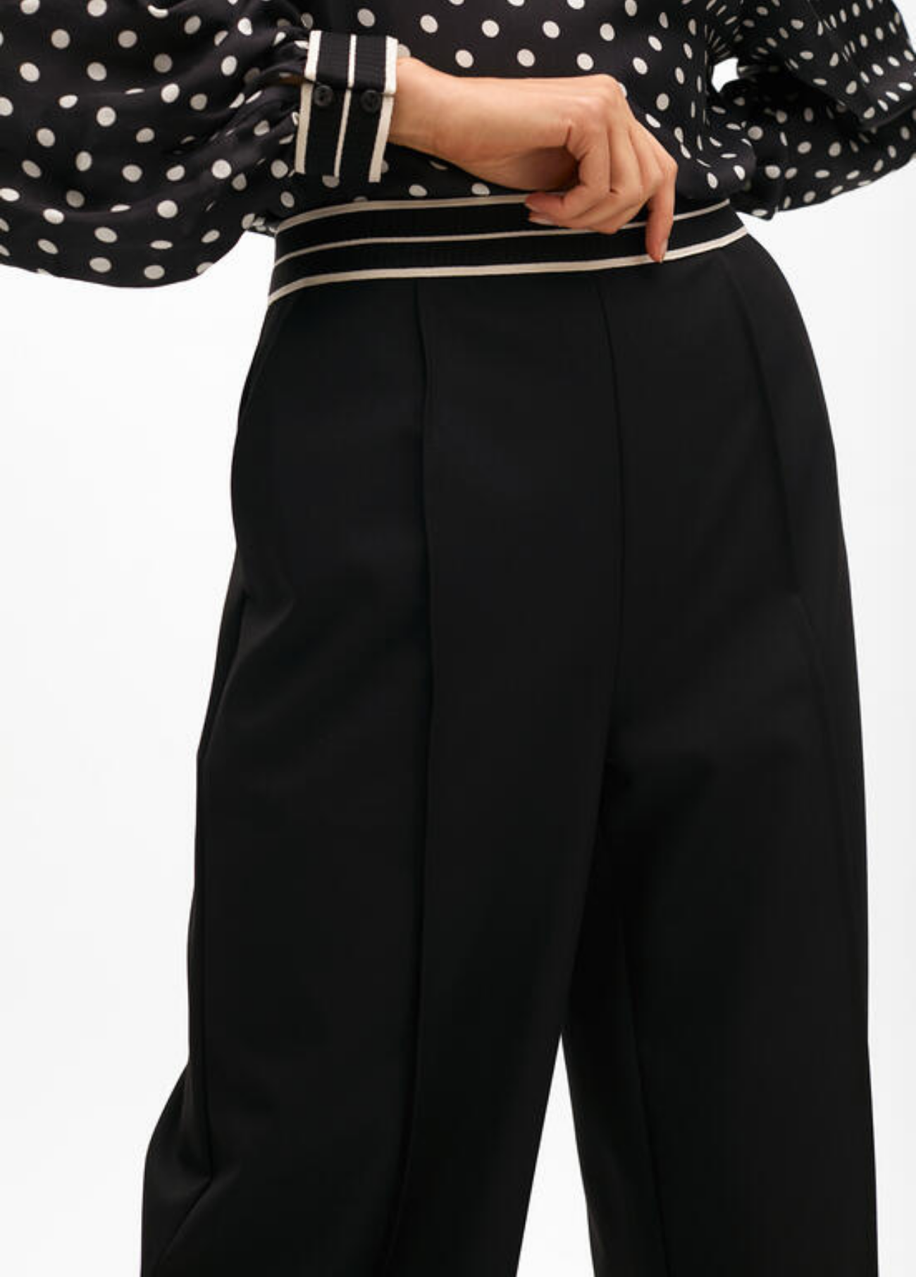 CALÇAS PRETAS WIDE LEG COM CINTURA ELÁSTICA ÀS RISCAS - LOLA CASADEMUNT