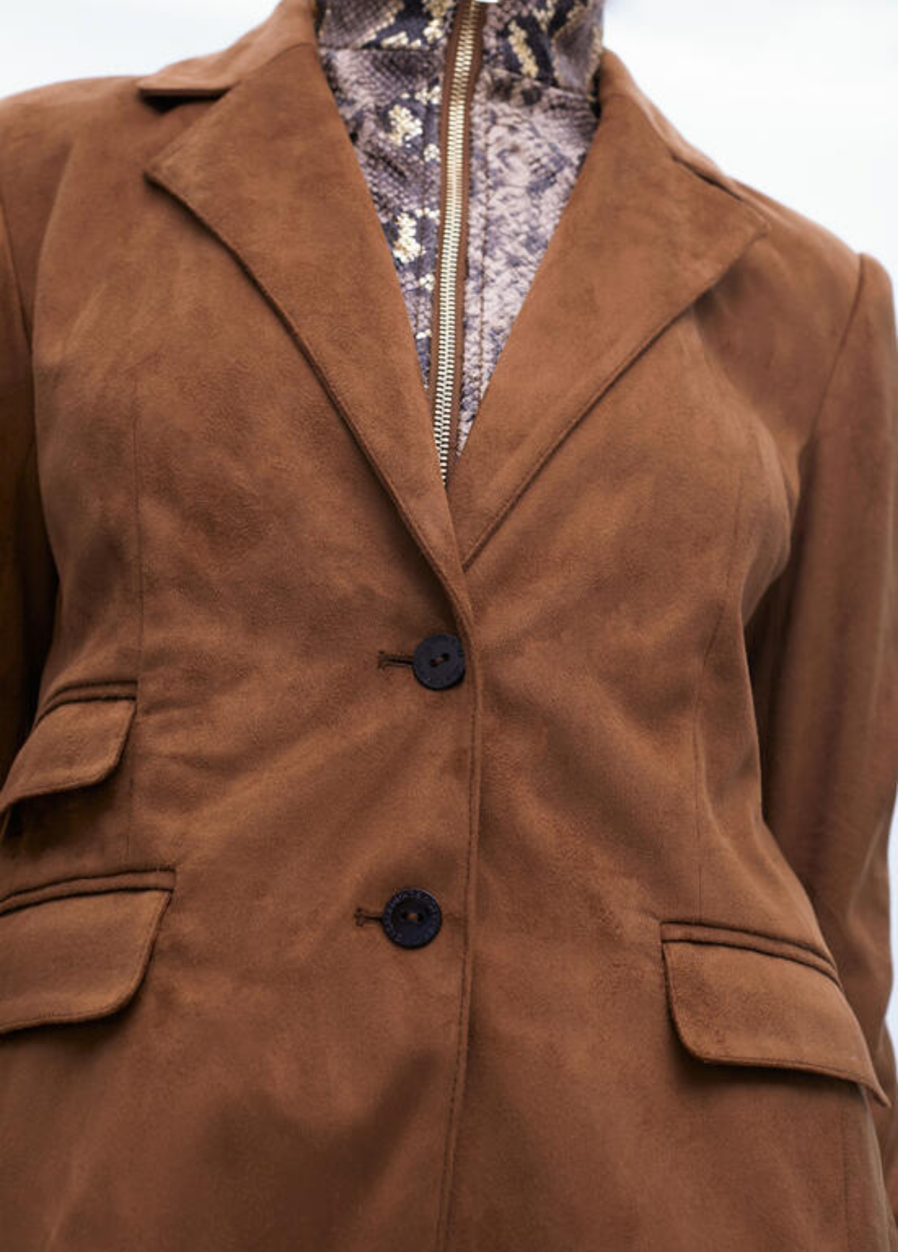 BLAZER CAMEL COM GOLA ANIMAL PRINT REMOVÍVEL - LOLA CASADEMUNT