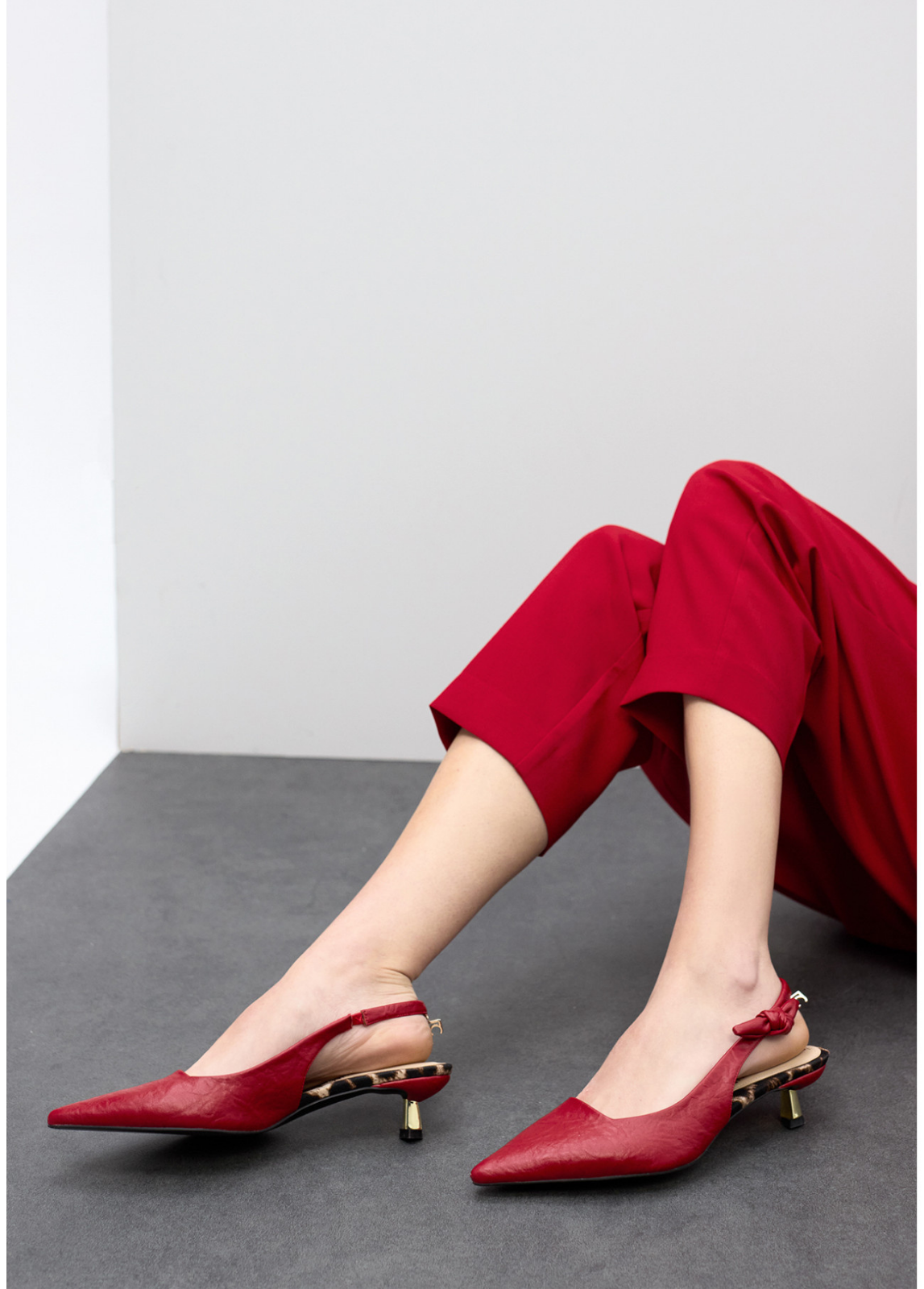 SAPATO DE SALTO VERMELHO COM FORRO ANIMAL PRINT - LOLA CASADEMUNT