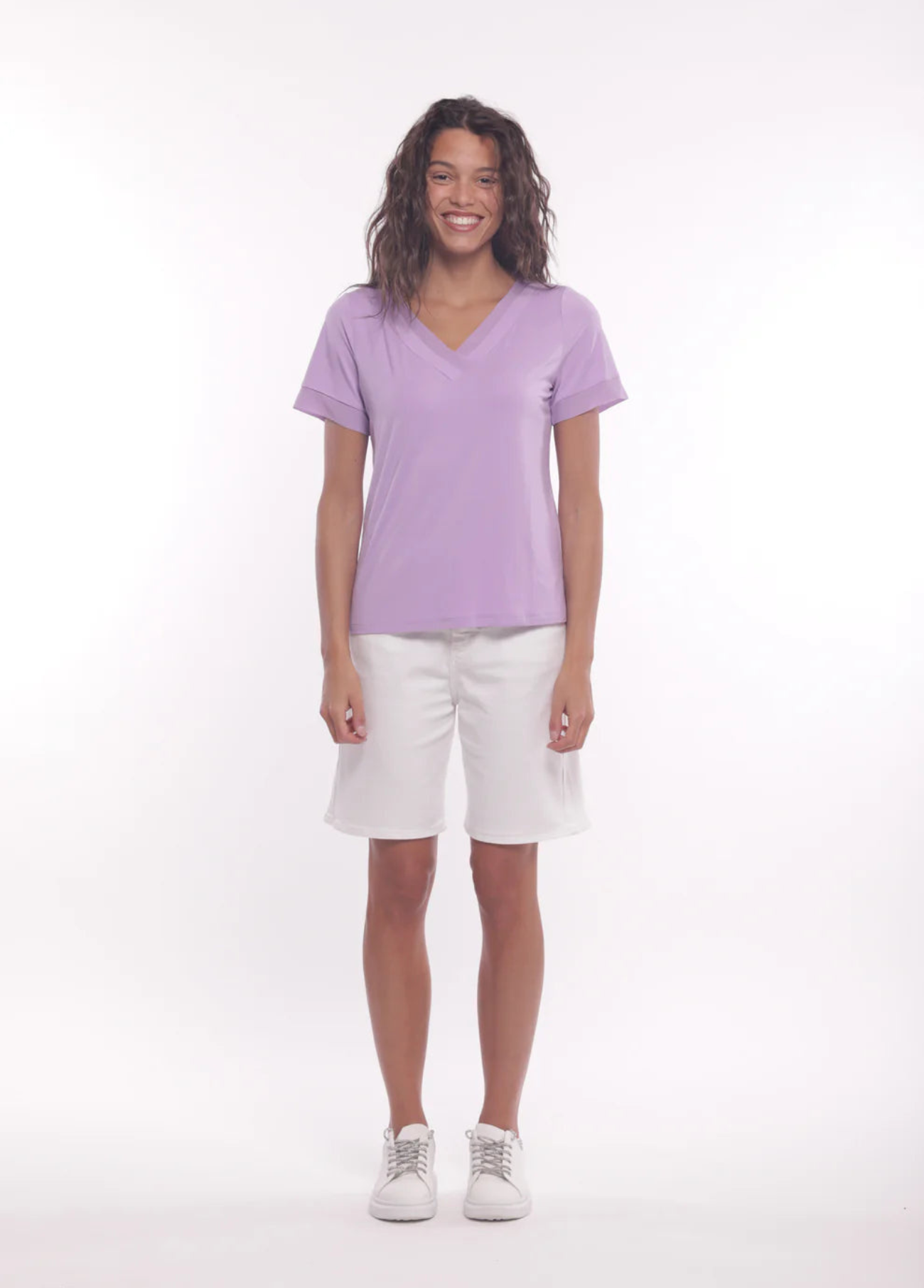 T-SHIRT COM DECOTE EM V E DETALHES EM GEORGETTE