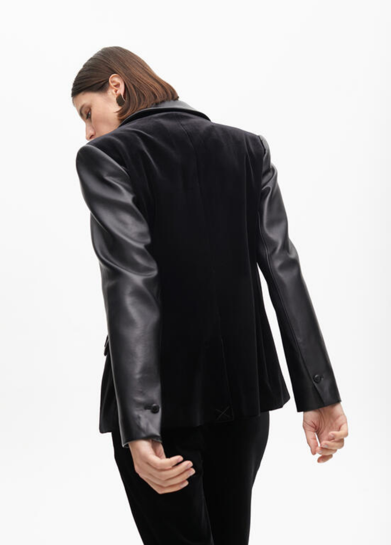 BLAZER PRETO COM CONTRASTE DE VELUDO E EFEITO PELE - LOLA CASADEMUNT