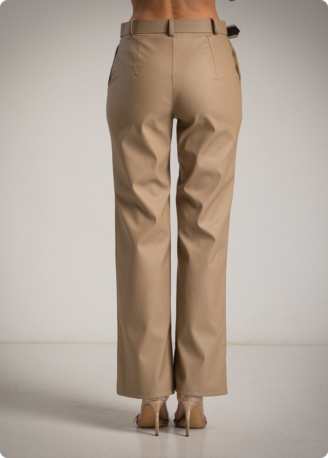 CALÇAS EM ECOPELE COM CINTO - ALBANOS