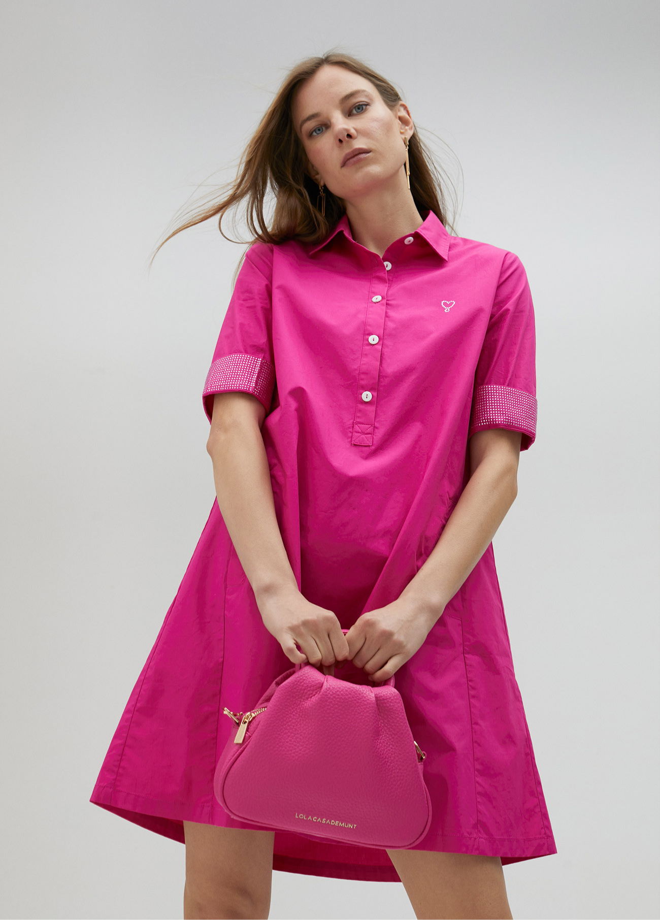 VESTIDO COM PORMENOR DE STRASS NAS MANGAS - LOLA CASADEMUNT