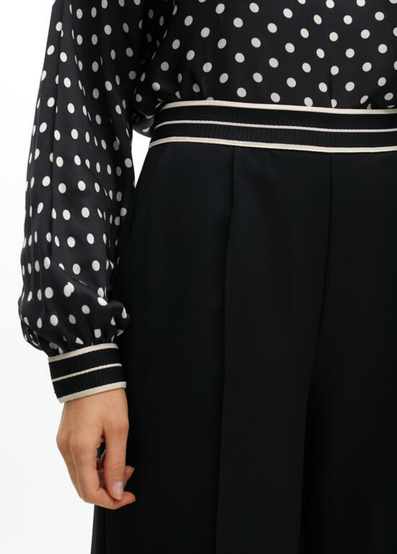 CALÇAS PRETAS WIDE LEG COM CINTURA ELÁSTICA ÀS RISCAS - LOLA CASADEMUNT