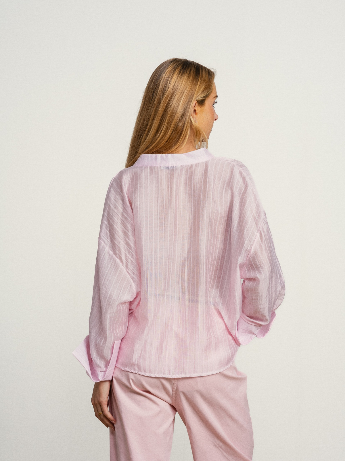 CAMISA SEMI TRANSPARENTE COM RISCAIS VERTICAIS E NÓ NO CÓS - SMF