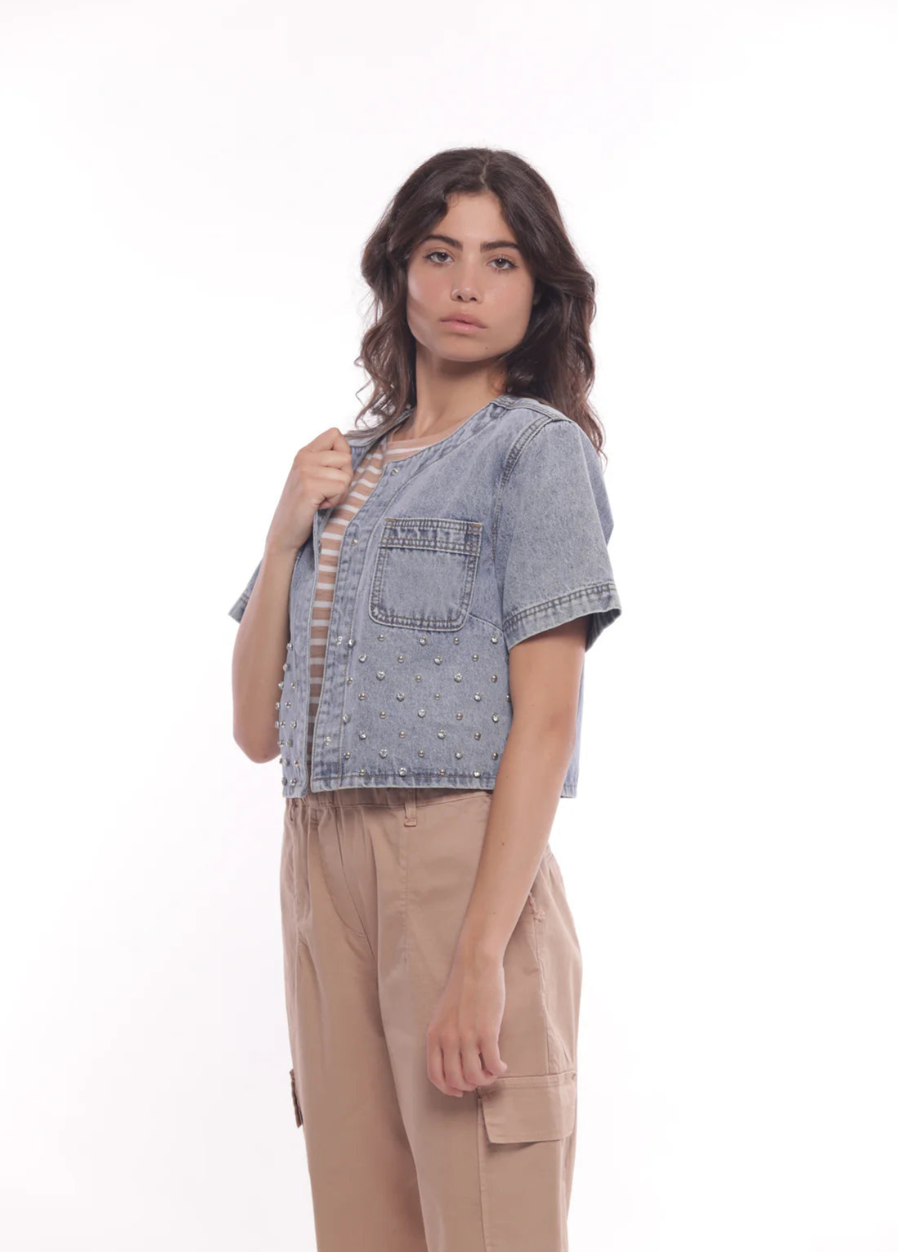 JAQUETA JEANS COM REBITES DE JÓIA - MIMI MUA