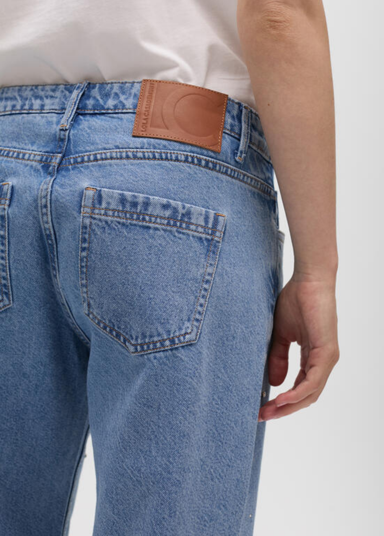 JEANS RETAS COM APLICAÇÕES - LOLA CASADEMUNT