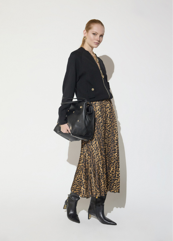 BOMBER EM TRICÔ PRETO COM ZÍPER DE LEOPARDO E BOTÕES METÁLICOS - LOLA CASADEMUNT