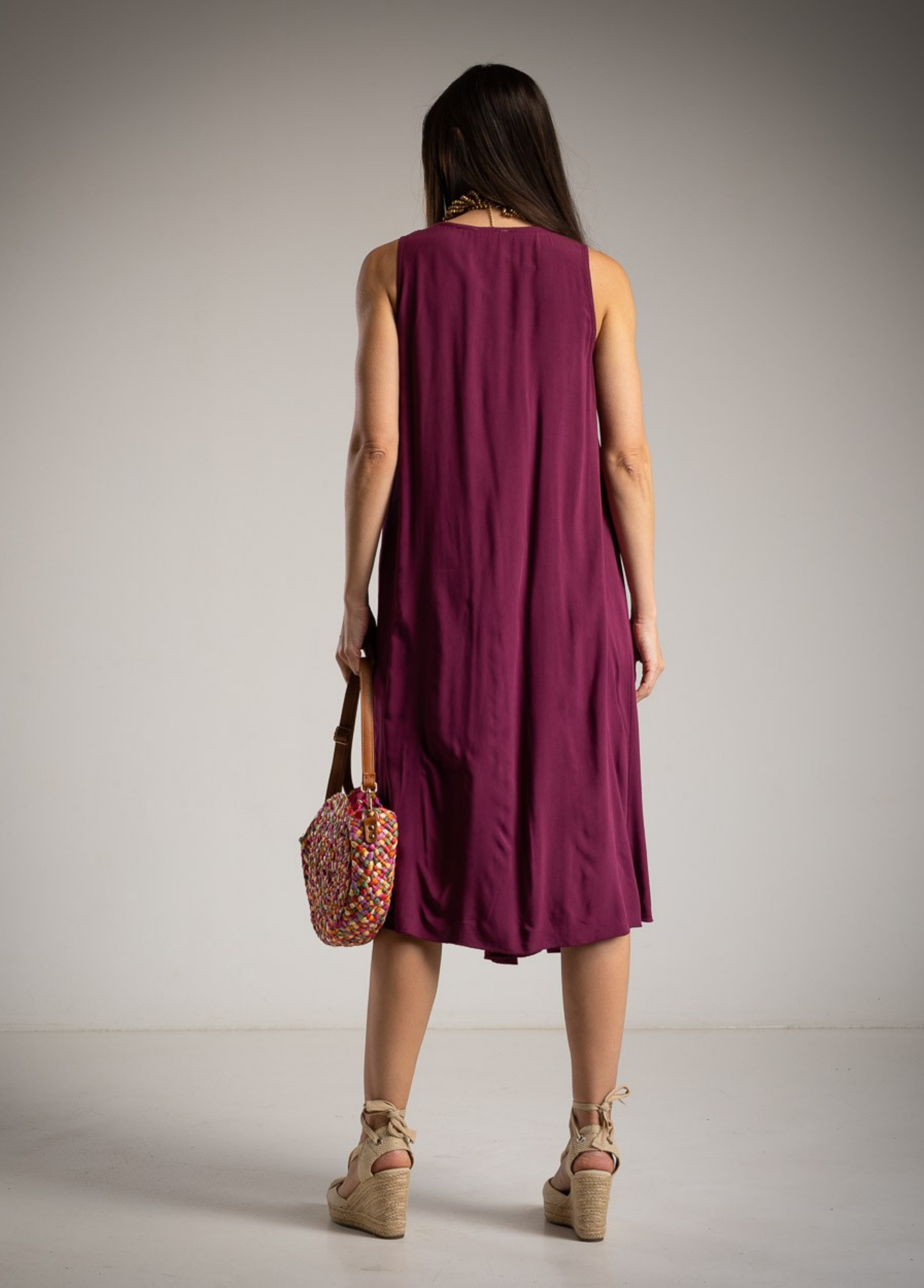VESTIDO EM VISCOSE COM FOLHOS CENTRAIS - ALIBY