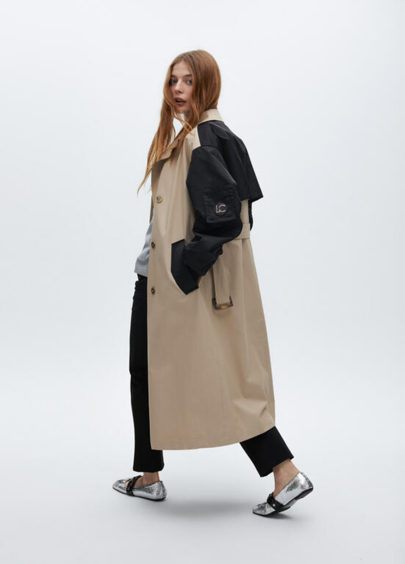 TRENCH COAT BEGE COM MANGAS CONSTRASTANTES EM PRETO - LOLA CASADEMUNT
