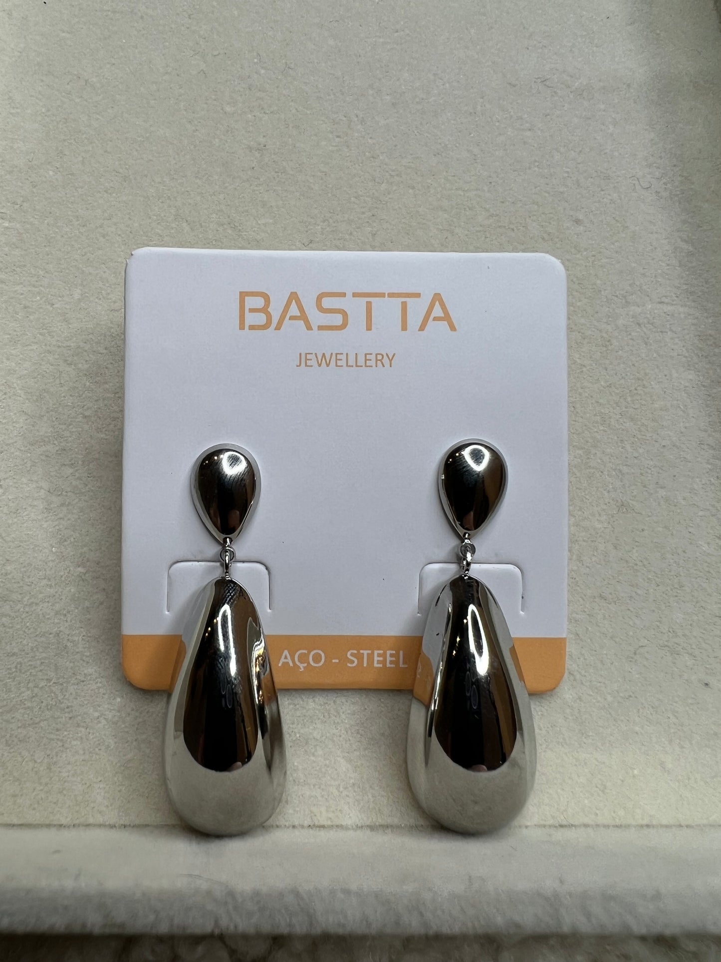 BRINCOS LÁGRIMA PRATEADA - BASTTA