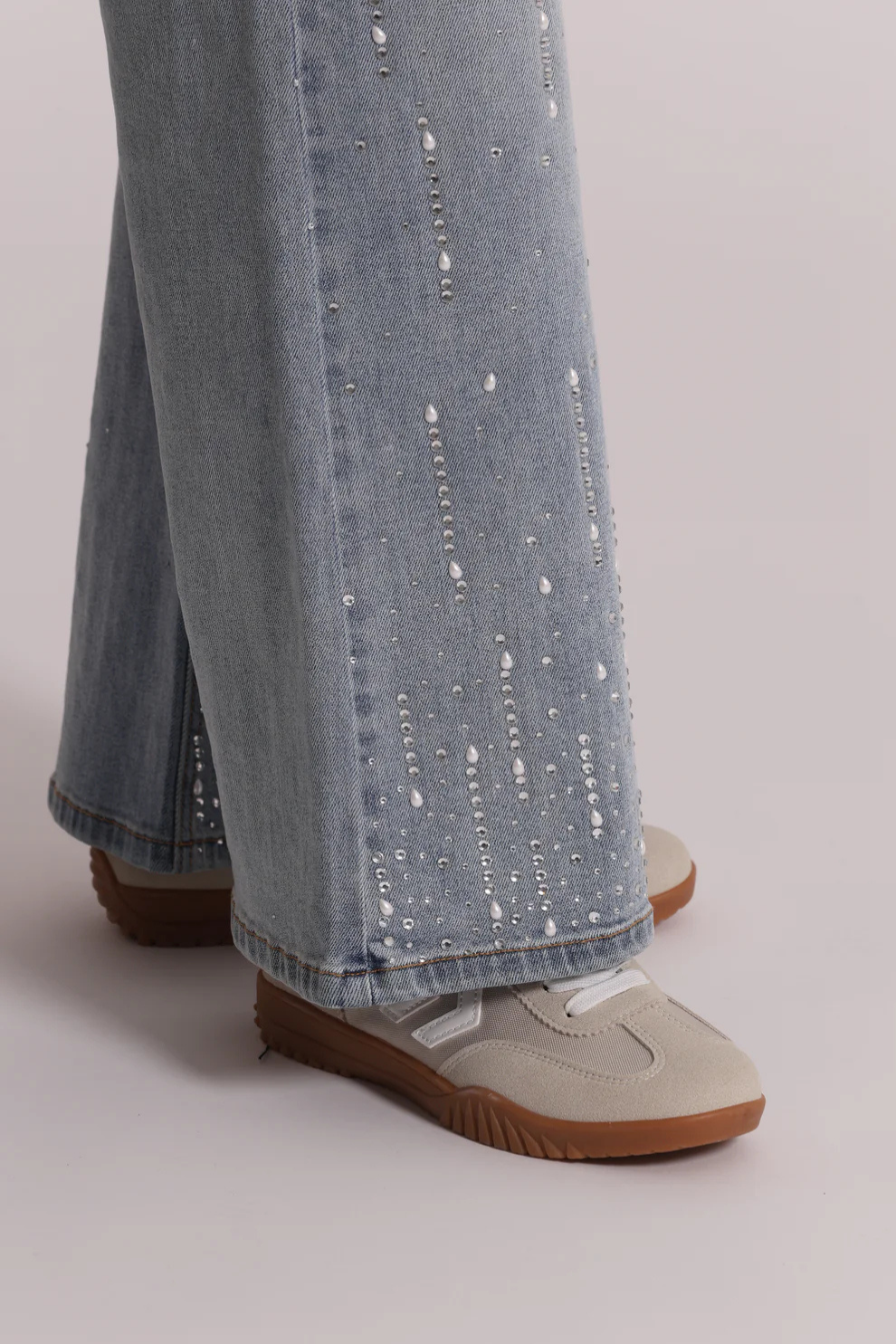 JEANS COM APLICAÇÕES DE STRASS - MIMI MUA