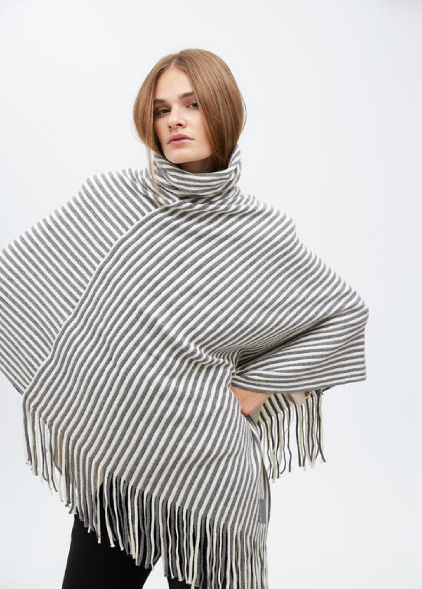 PONCHO COM GOLA, TRAÇADO E FRANJAS - LOLA CASADEMUNT