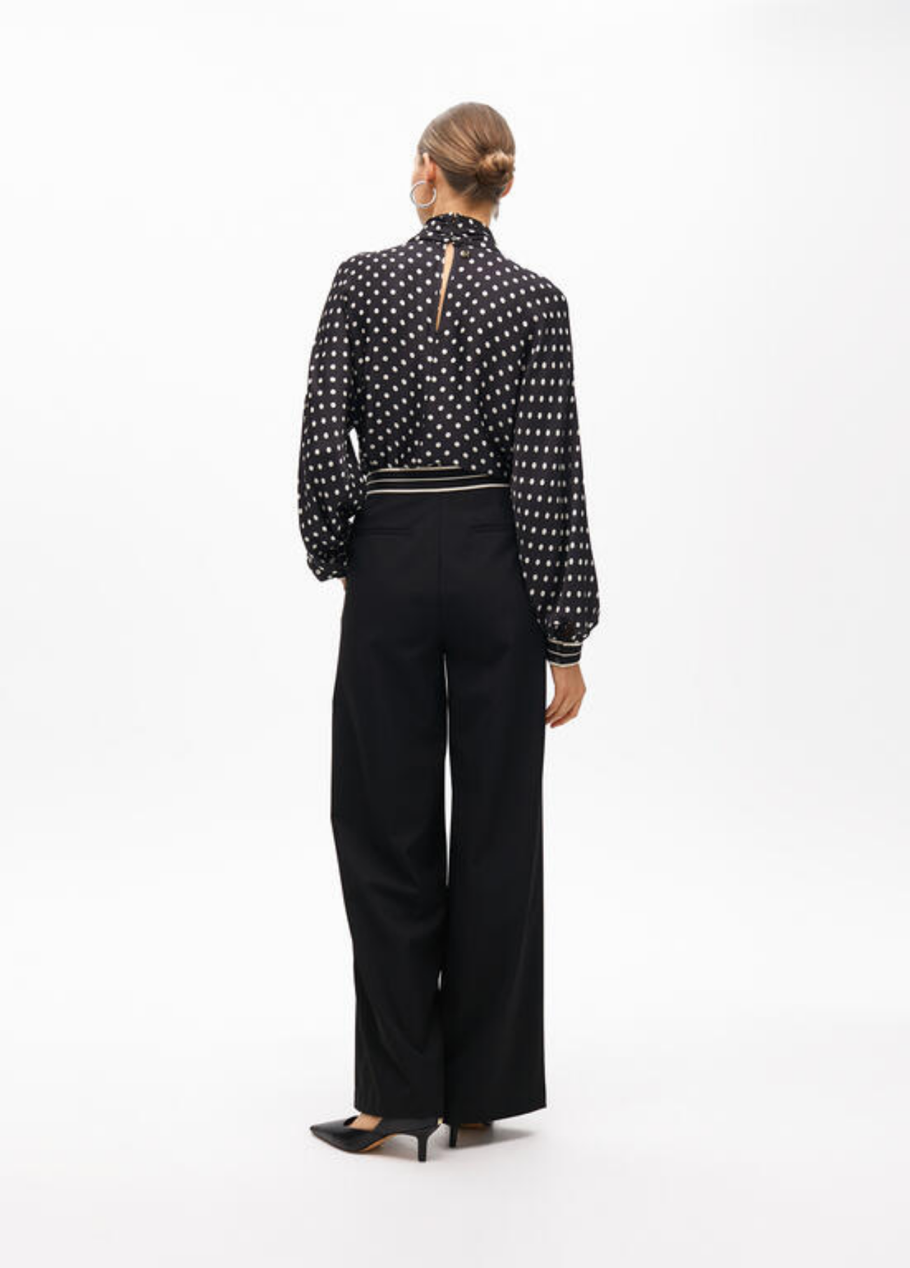 CALÇAS PRETAS WIDE LEG COM CINTURA ELÁSTICA ÀS RISCAS - LOLA CASADEMUNT