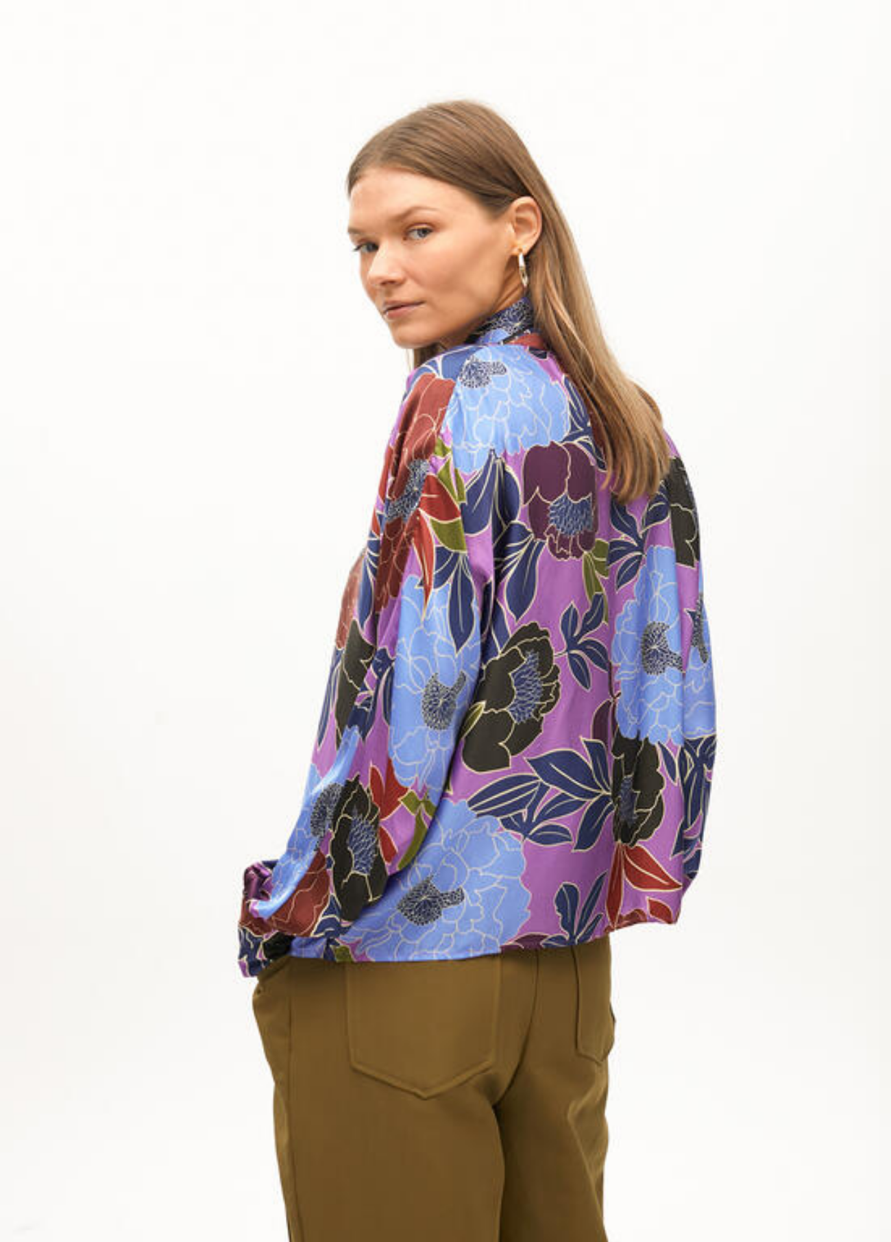 CAMISA ESTAMPADO FLORAL COM LAÇO NA GOLA - LOLA CASADEMUNT BY MAITE