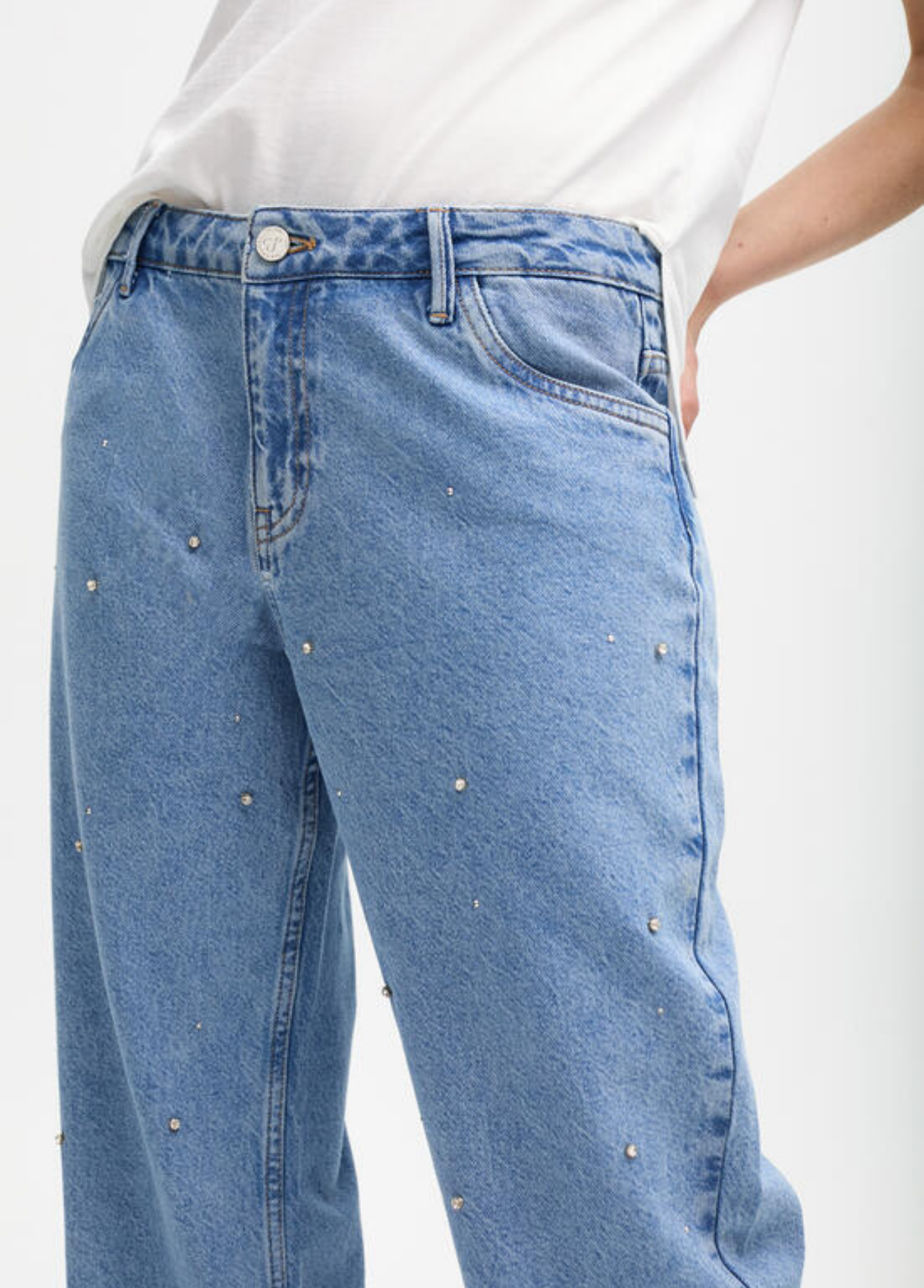 JEANS RETAS COM APLICAÇÕES - LOLA CASADEMUNT
