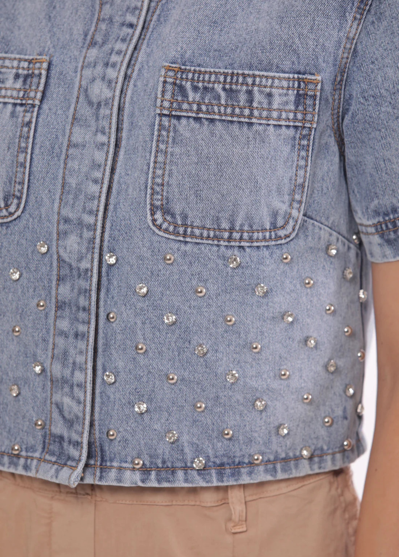 JAQUETA JEANS COM REBITES DE JÓIA - MIMI MUA