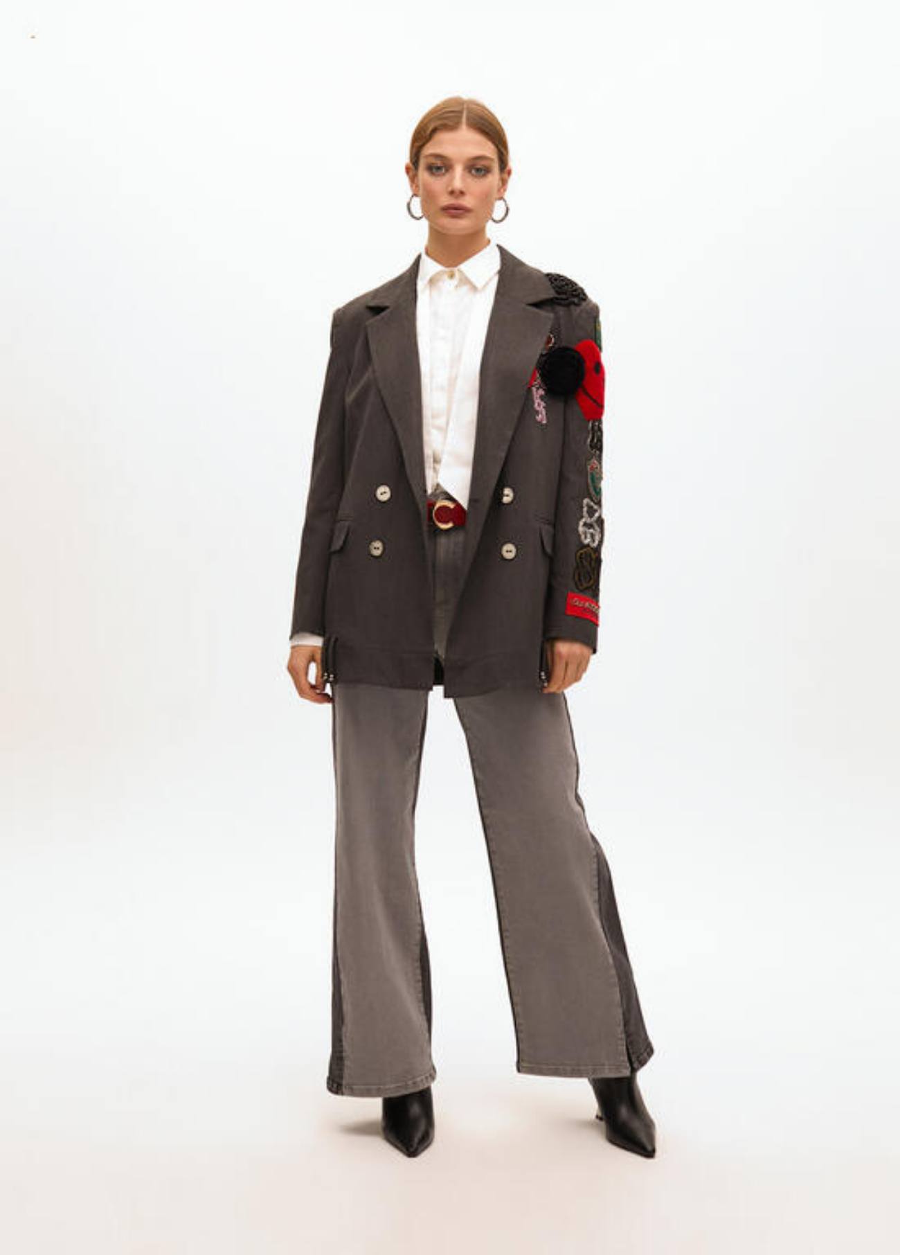 BLAZER OVERSIZED CINZA COM APLICAÇÕES E BORDADOS - LOLA CASADEMUNT