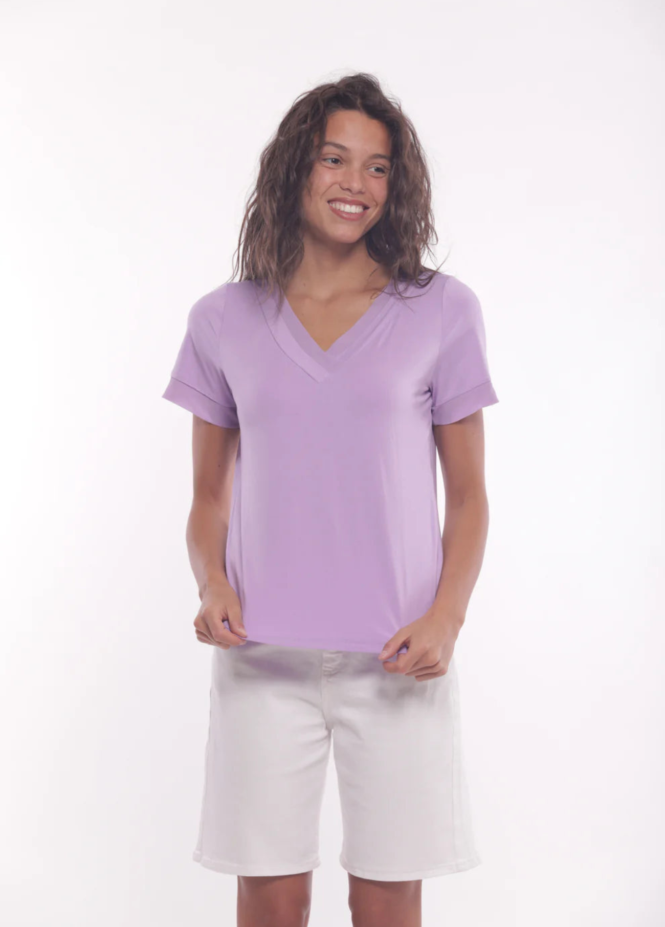 T-SHIRT COM DECOTE EM V E DETALHES EM GEORGETTE