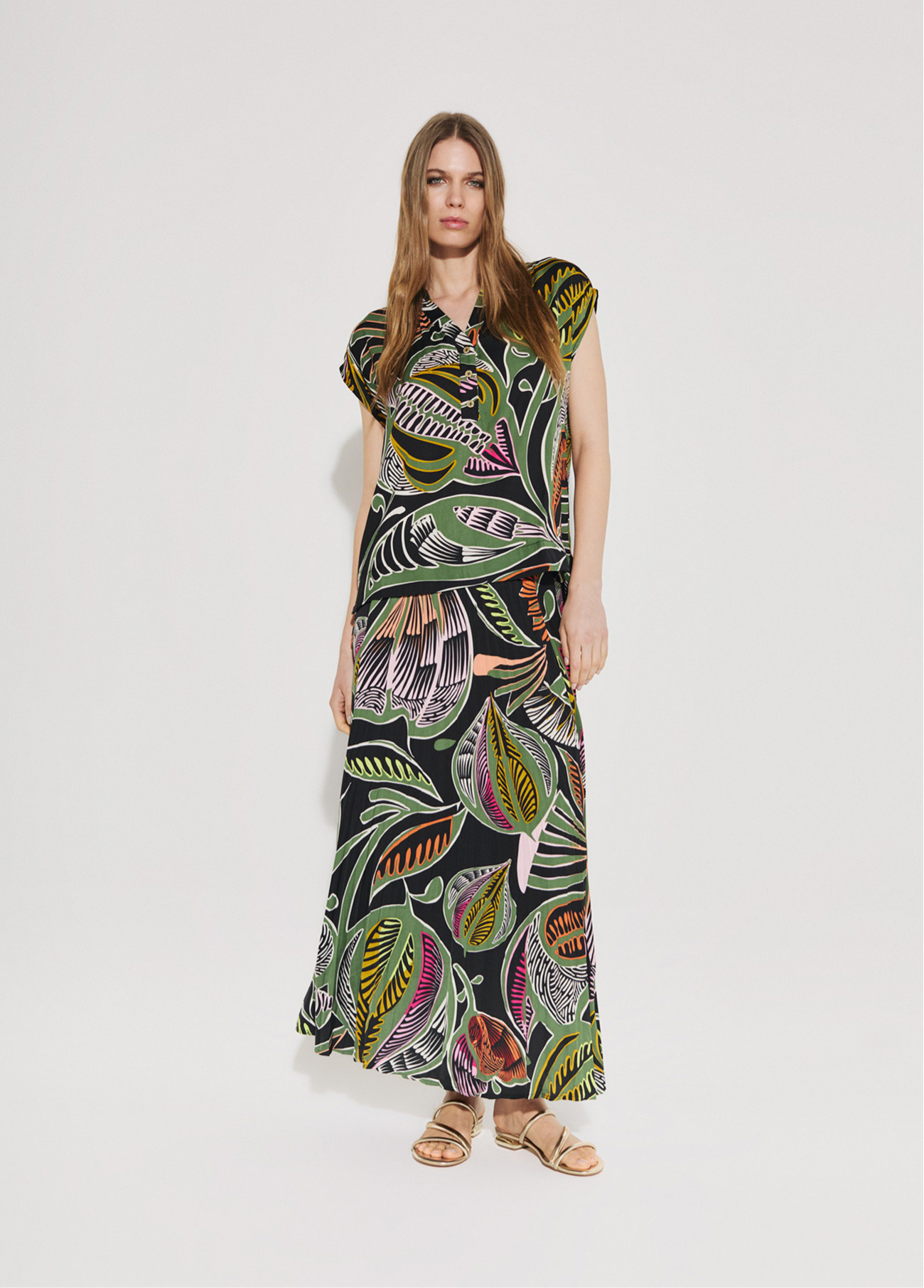 SAIA PLISSADA COM ESTAMPADO TROPICAL - LOLA CASADEMUNT
