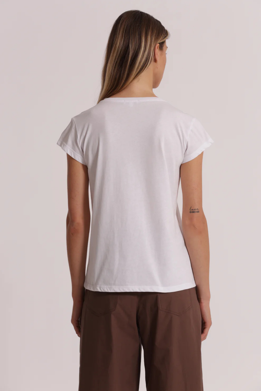 T-SHIRT DE ALGODÃO LOVE COM ESTAMPADO DE VELUDO E LAÇO DE STRASS - MIMI MUA