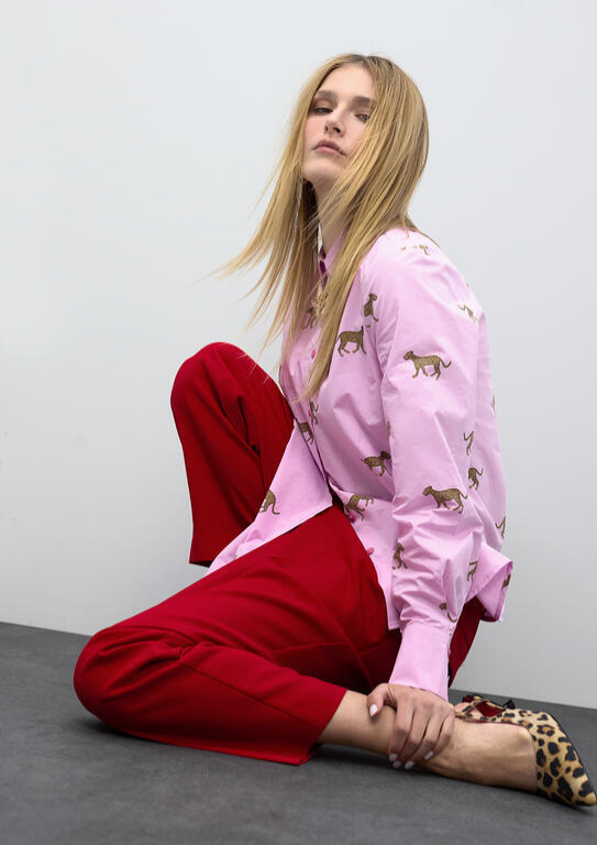 SAPATO DE SALTO BAIXO COM ESTAMPADO LEOPARDO - LOLA CASADEMUNT