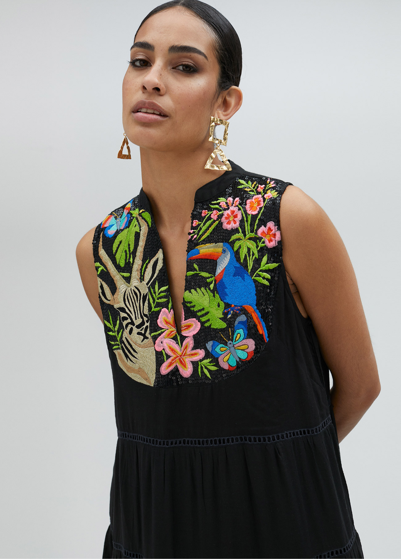 VESTIDO COMPRIDO COM BORDADO NO PEITO - LOLA CASADEMUNT
