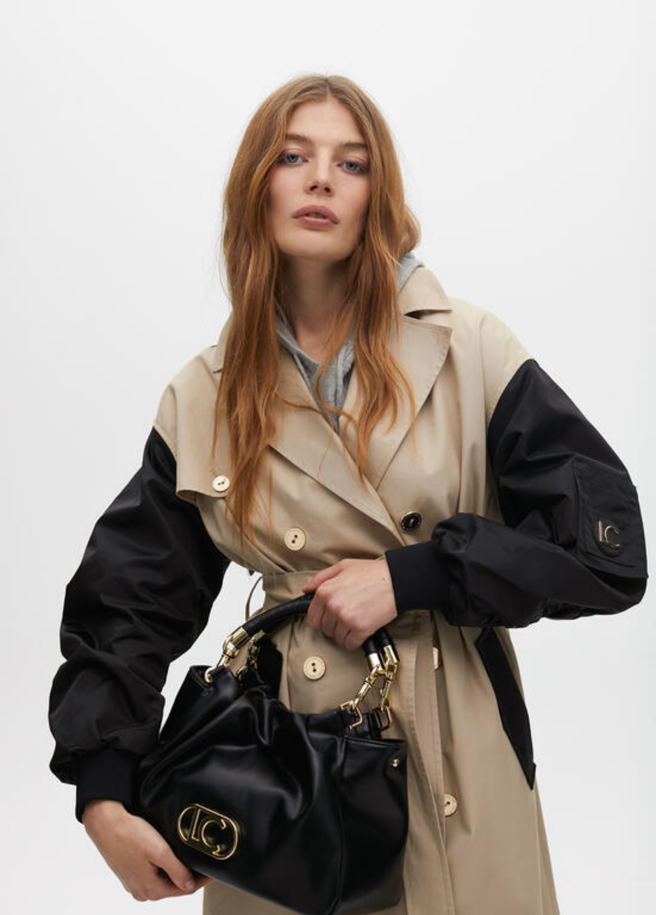 TRENCH COAT BEGE COM MANGAS CONSTRASTANTES EM PRETO - LOLA CASADEMUNT