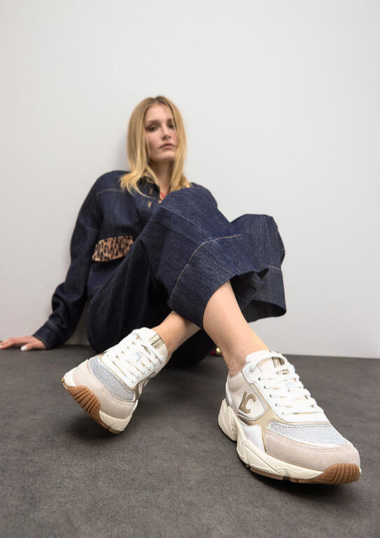 TÉNIS COM SOLA TIPO RUNNING BRANCO E DOURADO - LOLA CASADEMUNT