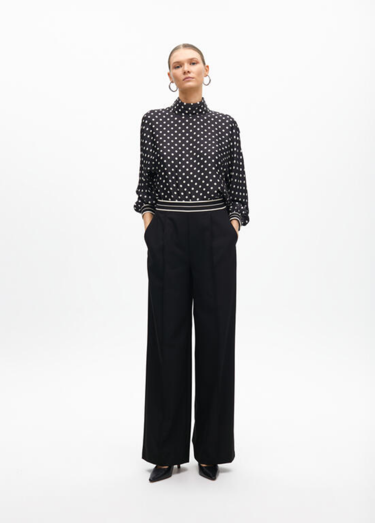 CALÇAS PRETAS WIDE LEG COM CINTURA ELÁSTICA ÀS RISCAS - LOLA CASADEMUNT