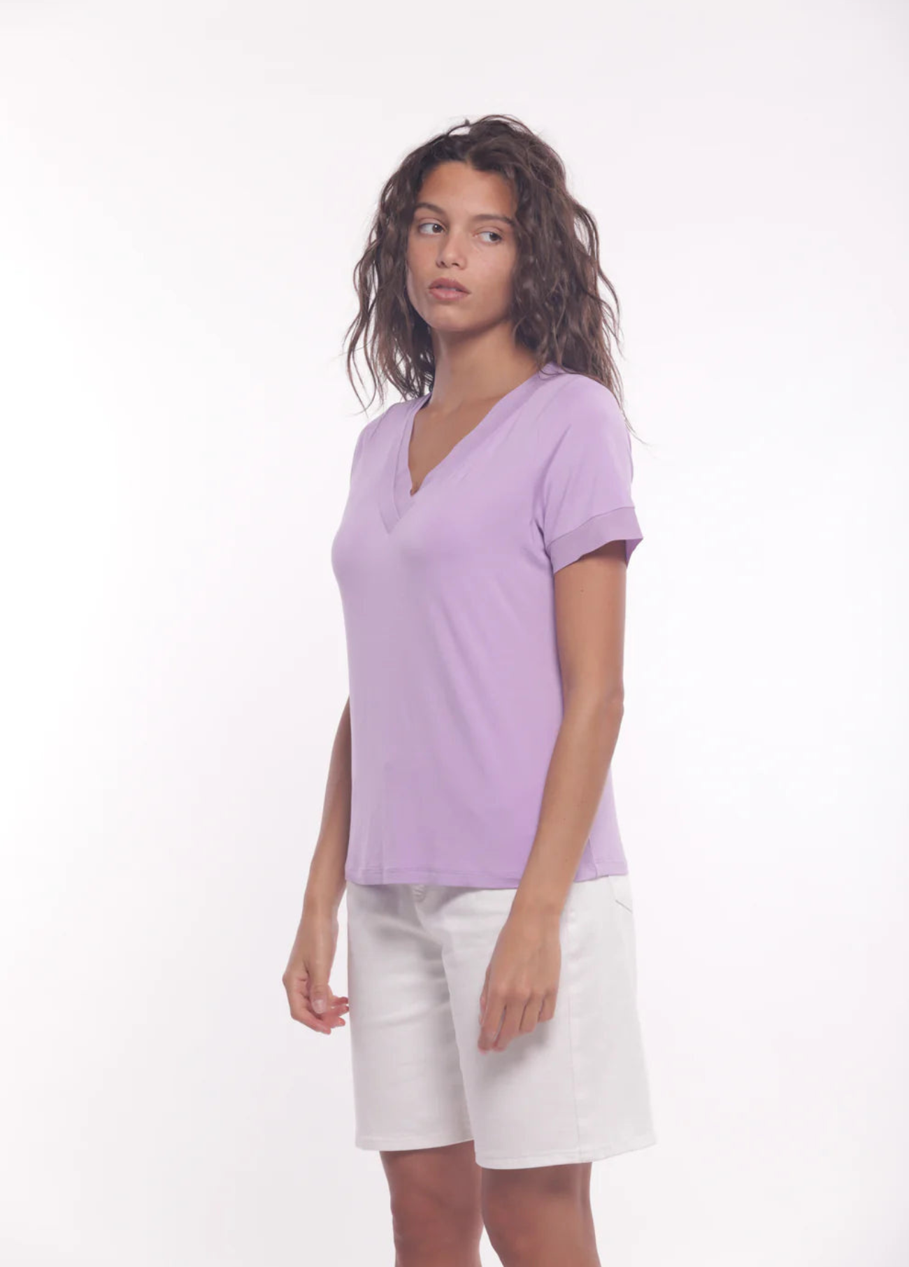 T-SHIRT COM DECOTE EM V E DETALHES EM GEORGETTE