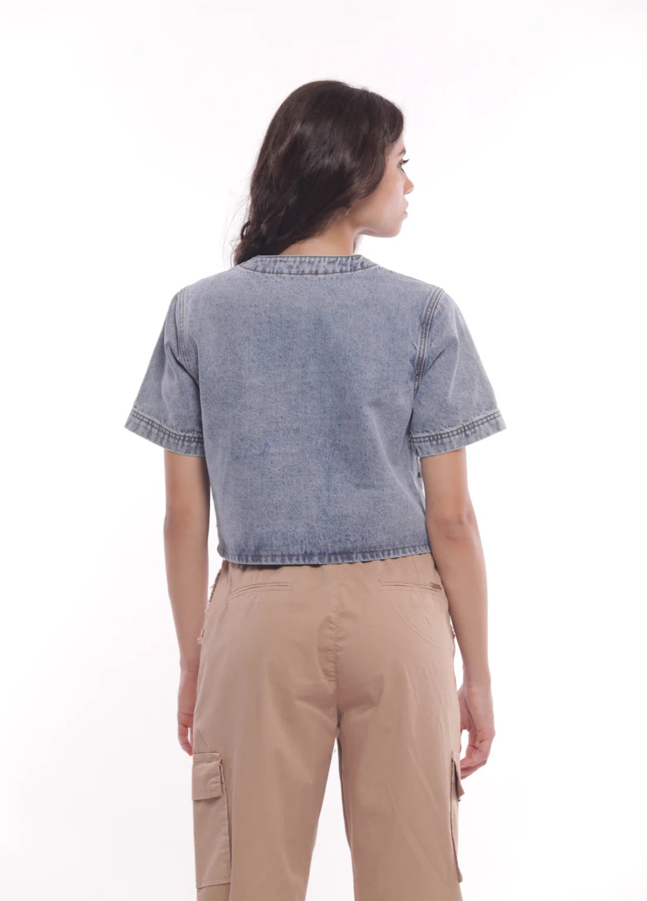 JAQUETA JEANS COM REBITES DE JÓIA - MIMI MUA