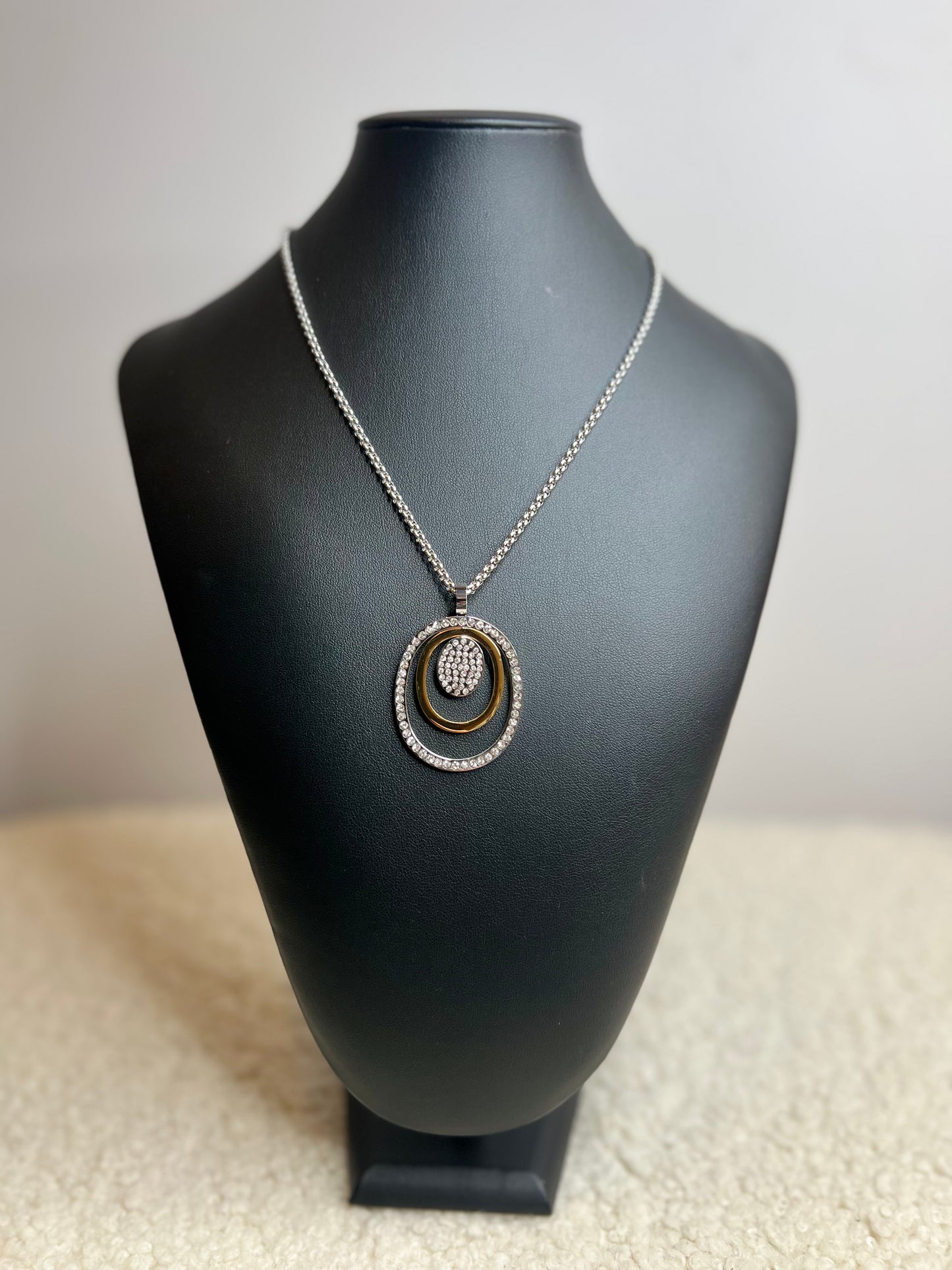 COLAR PENDENTE DOURADO E PRATA COM BRILHOS - BASTTA