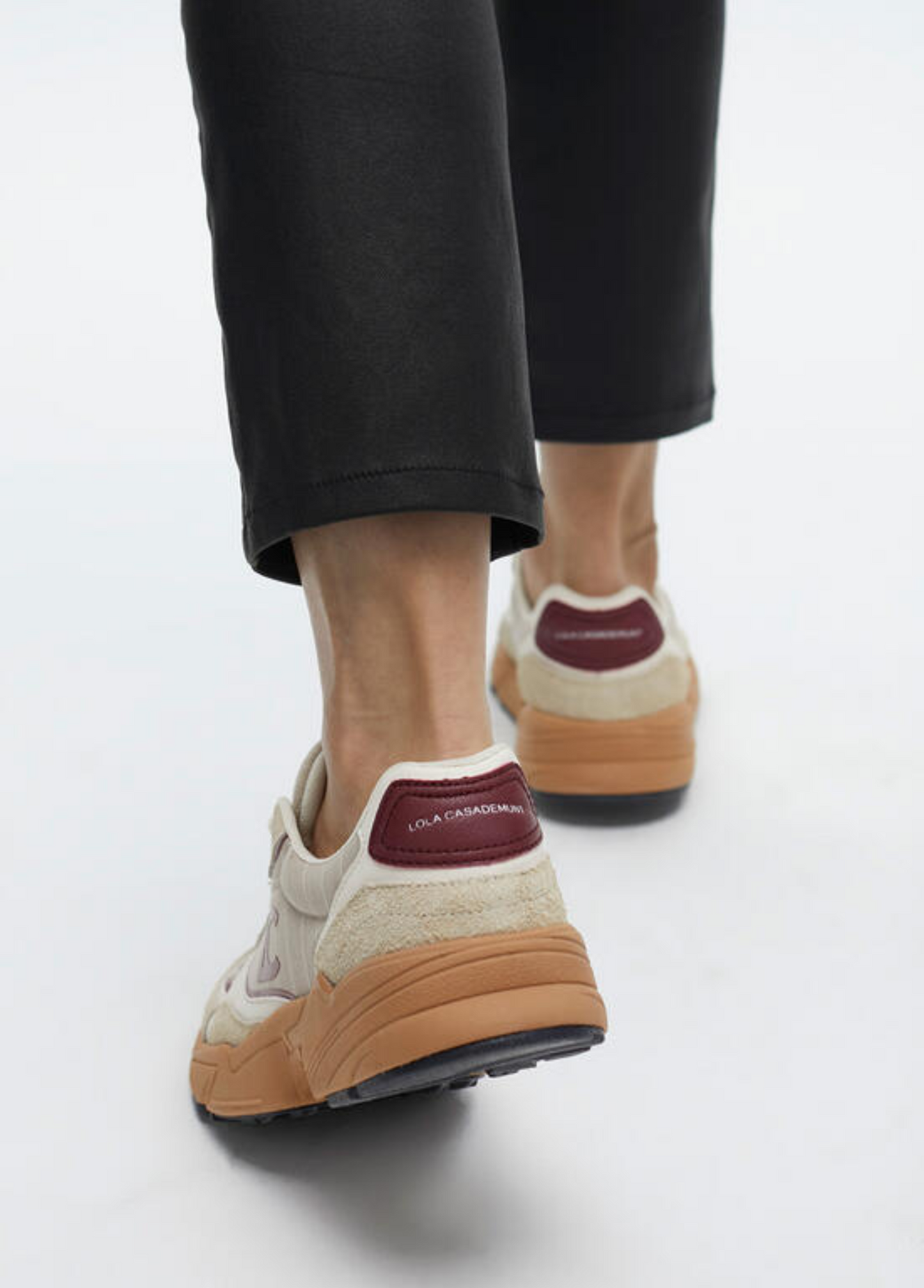 TÉNIS DESPORTIVOS CREME COM DETALHES BORDEAUX - LOLA CASADEMUNT