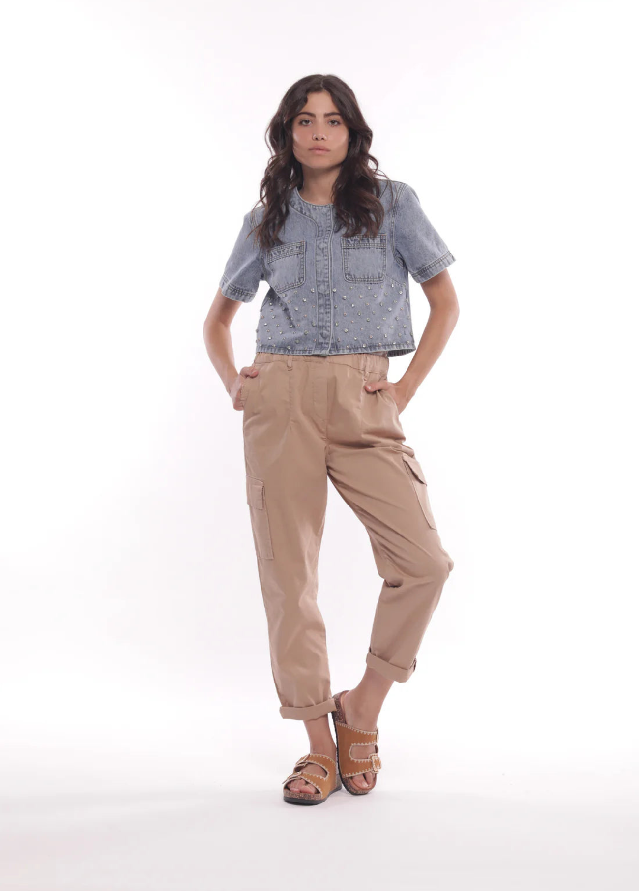 JAQUETA JEANS COM REBITES DE JÓIA - MIMI MUA
