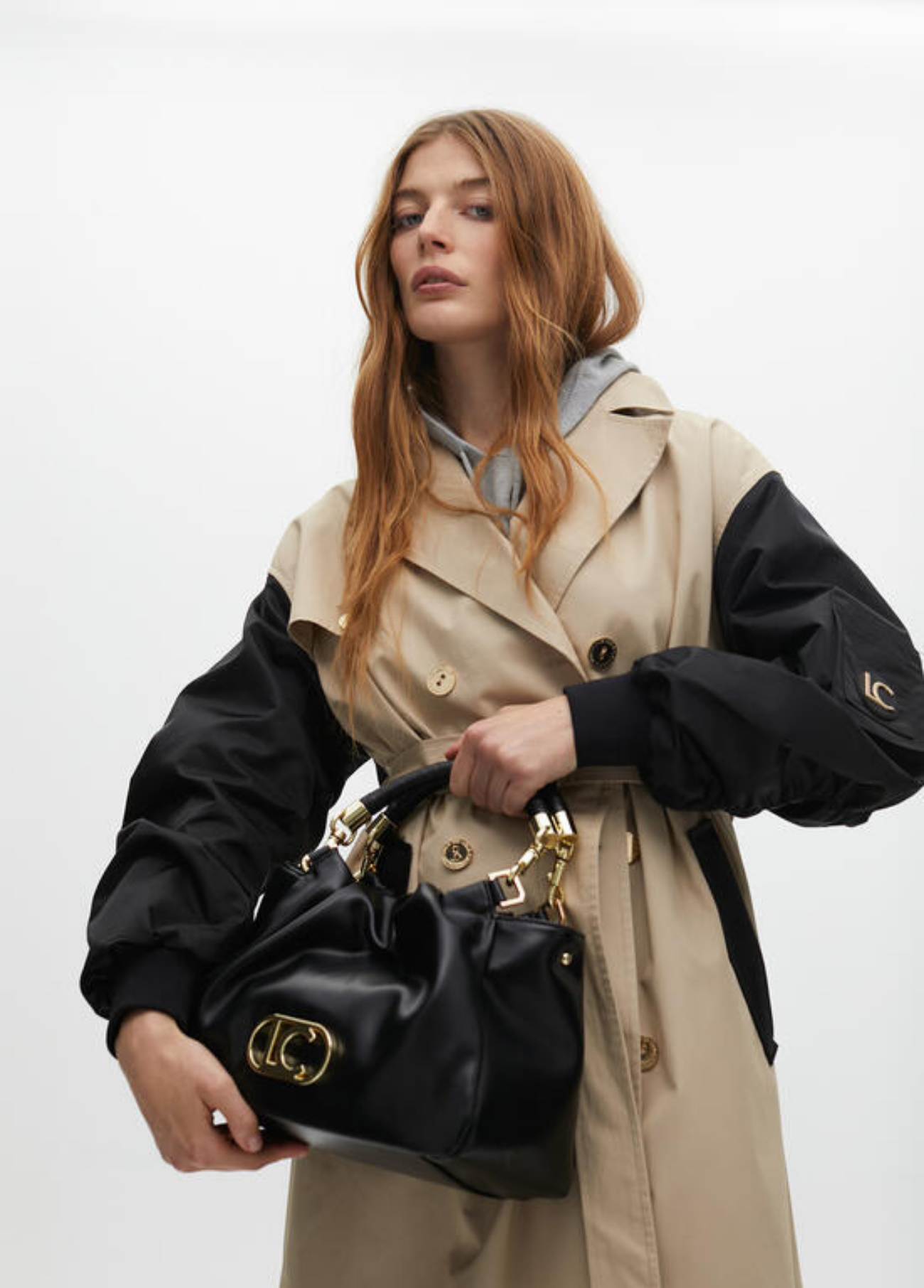 TRENCH COAT BEGE COM MANGAS CONSTRASTANTES EM PRETO - LOLA CASADEMUNT