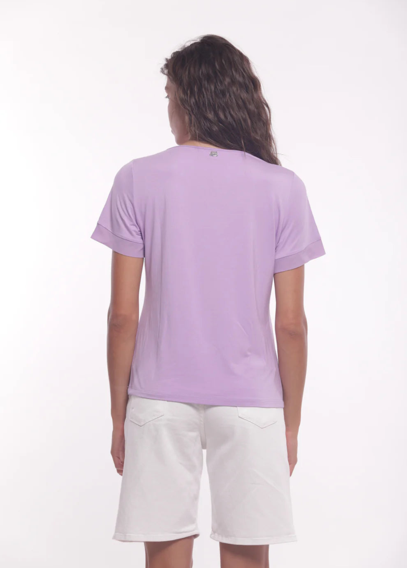 T-SHIRT COM DECOTE EM V E DETALHES EM GEORGETTE